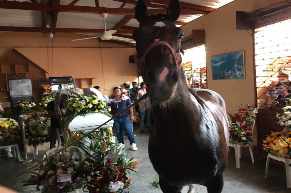 Con caballos y trago fue despedido alias “Pueblo”, miembro de la cúpula de las AGC