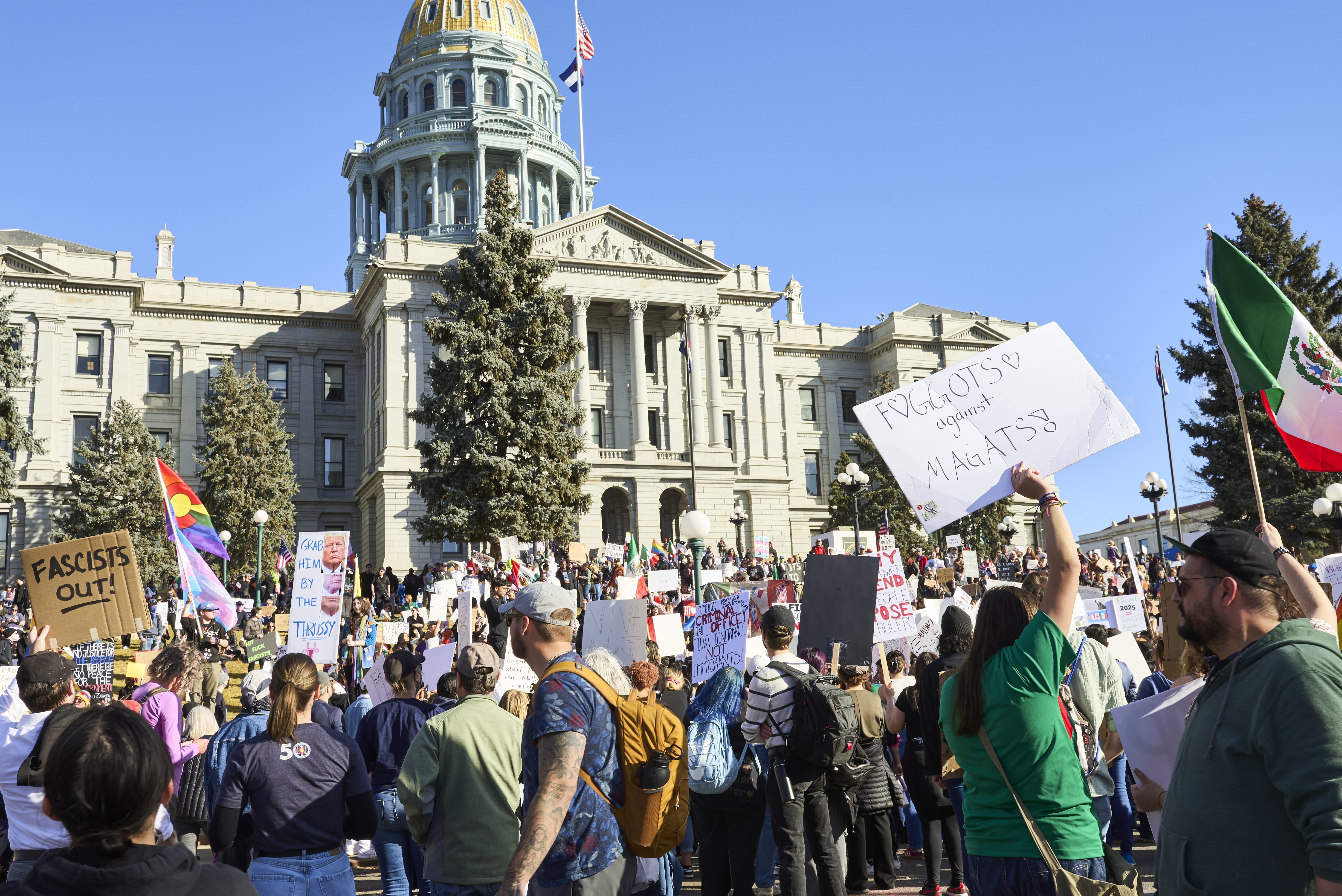 USA368. DENVER (ESTADOS UNIDOS), 05/02/2025.- Personas protestan contra las primeras decisiones del presidente de Estados Unidos, Donald Trump, este miércoles, frente al Capitolio en Denver (Estados Unidos). El Movimiento #50501 -50 estados, 50 protestas, 1 día- convocó una ola de protestas a lo largo de EE.UU. en contra de las primeras medidas Trump como el cierre de la Agencia de Estados Unidos para el Desarrollo Internacional (USAID). EFE/Todd Pierson