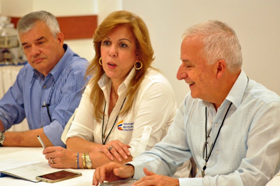 Clara Luz Roldán y el Comité Ejecutivo de la Organización Deportiva Centroamérica y del Caribe (ODECABE), en cabeza de su presidente Héctor Cardona. / @Coldeportes