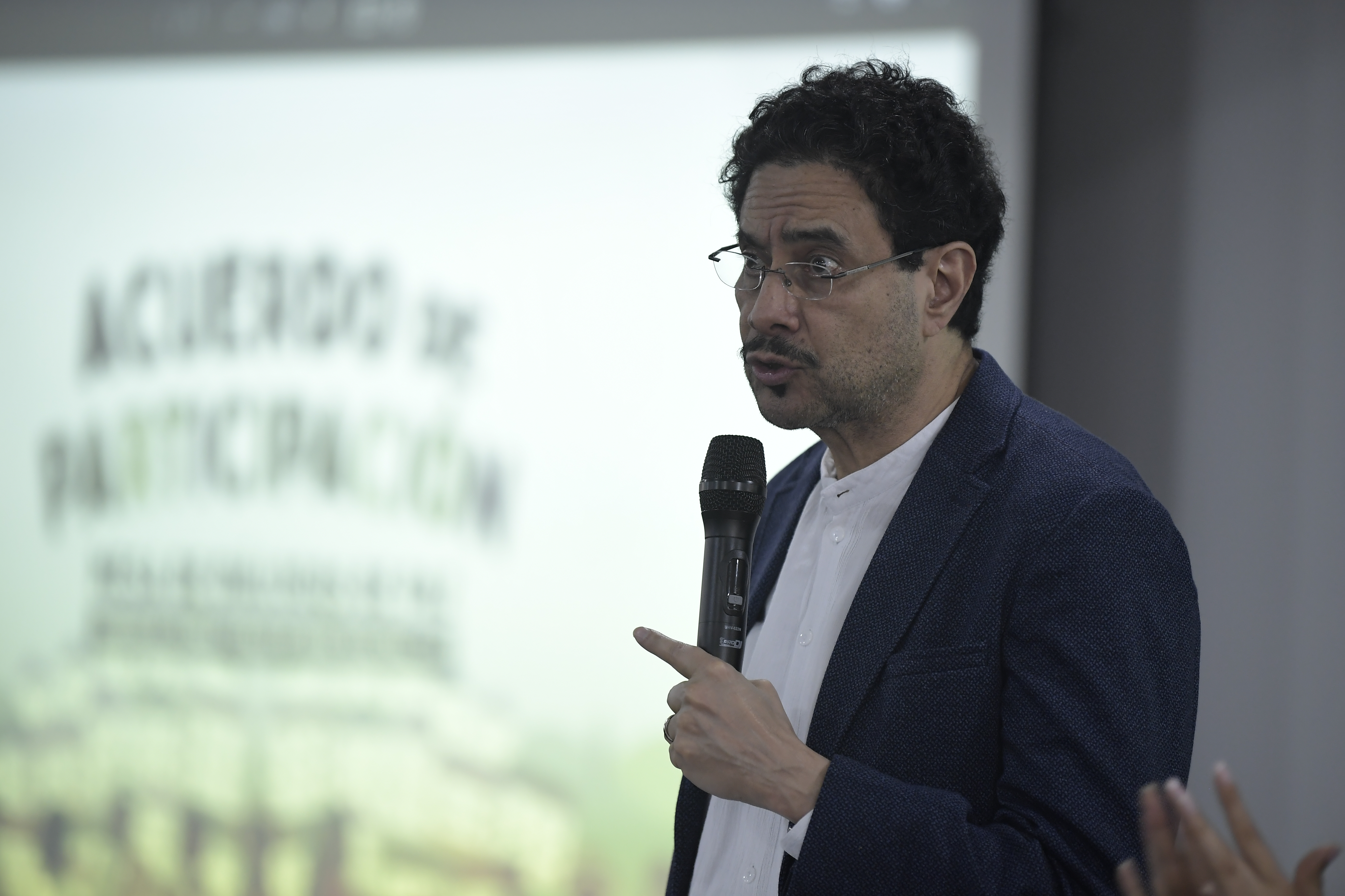 “Con las disidencias hay que hacer replanteamientos”: Iván Cepeda sobre Paz Total