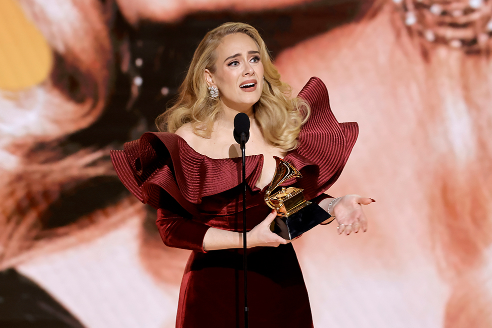 Adele retó a sus seguidores a que le lanzaran objetos al escenario