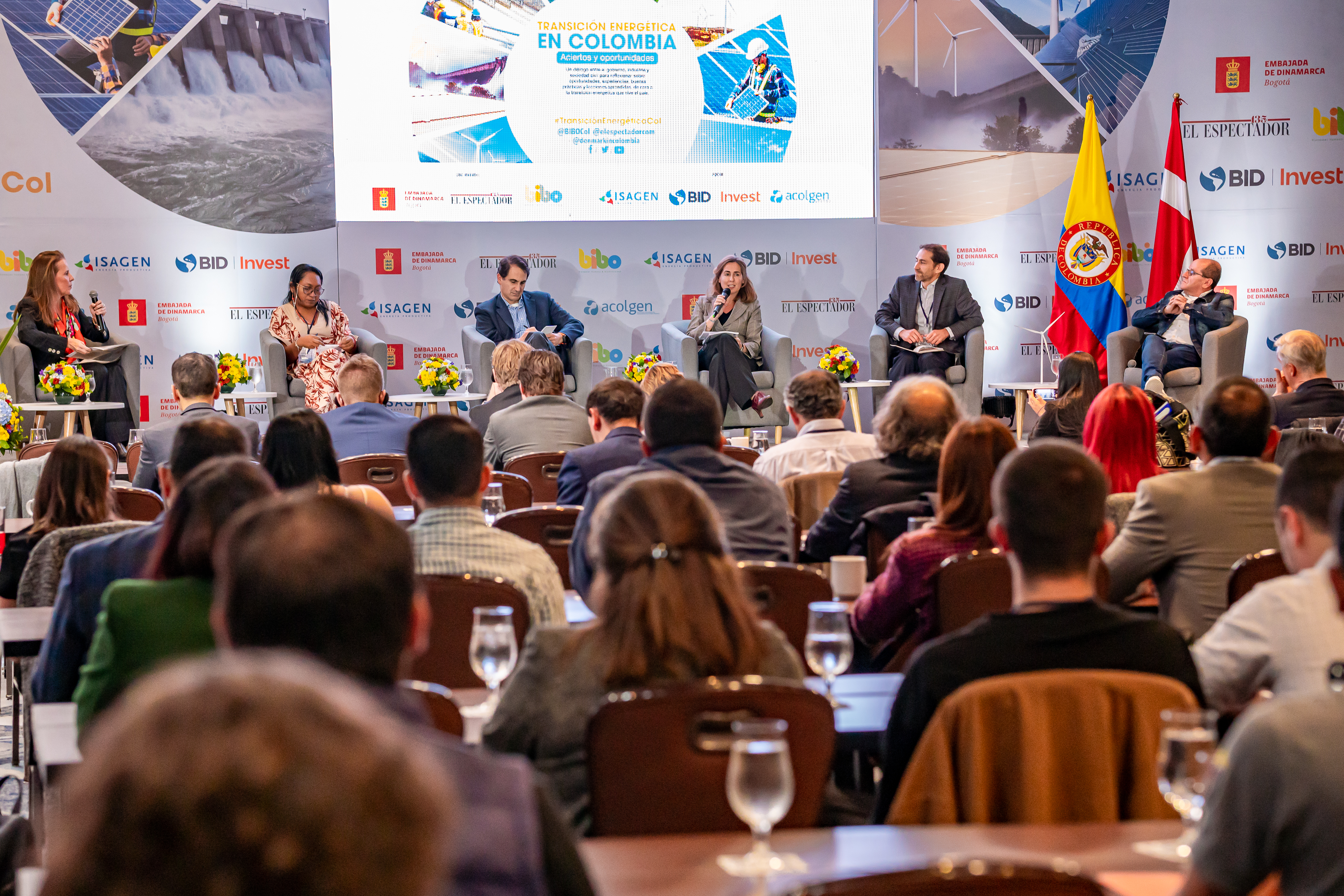 De izquierda a derecha: María Ximena Barrera, directora de relaciones de gobierno y asuntos internacionales de WWF (moderadora); Jakeline Romero Epiayú, lideresa Wayuu; Tomás González, director de Centro Regional de Estudios de Energía; Sara Ferrer, representante del PNUD; Andrés Hernández, director de conducta empresarial responsable de la FIP; y Álvaro Echeverry, director de la Autoridad Nacional de Consulta Previa.