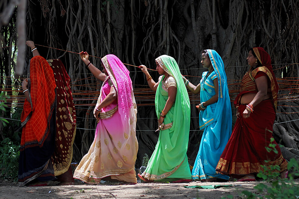 Un ritual de mujeres hindúes, la conmemoración del Día D y más fotos de la semana