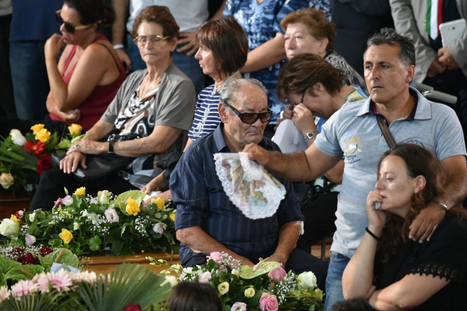 Italia entierra a las víctimas del terremoto