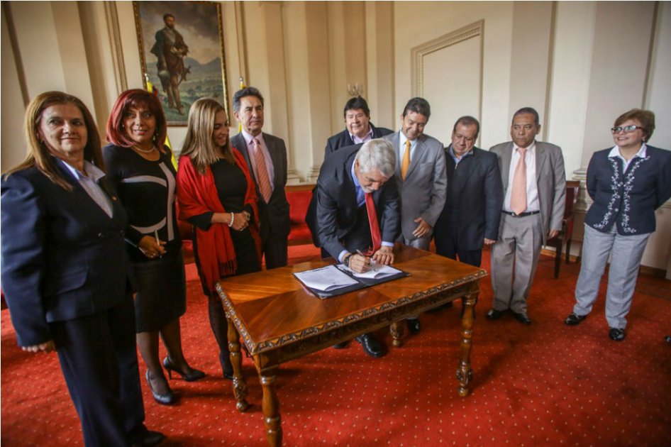 El alcalde en compañía de Nidia Rocío Vargas, directora del Servicio Civil Distrital, y voceros sindicales como Julio Roberto Gómez, presidente de la Confederación General del Trabajo (CGT), durante la firma del acuerdo. /Alcaldía 