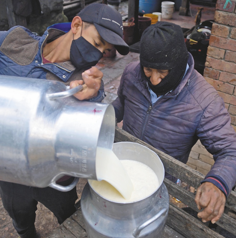 Bajo consumo y altos inventarios de leche prenden las alarmas del sector lácteo