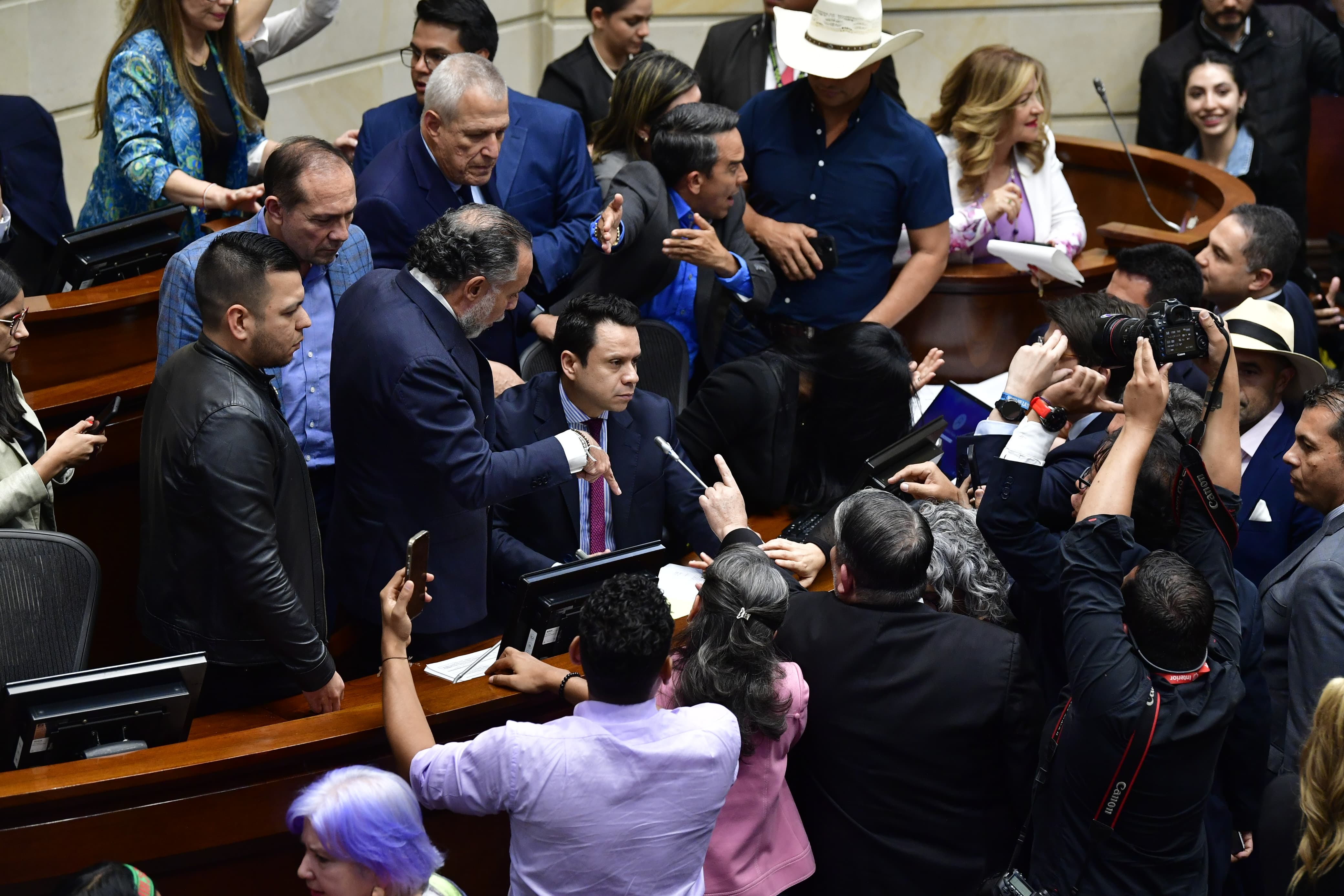 Discusión de la consulta popular en la plenaria del Senado.