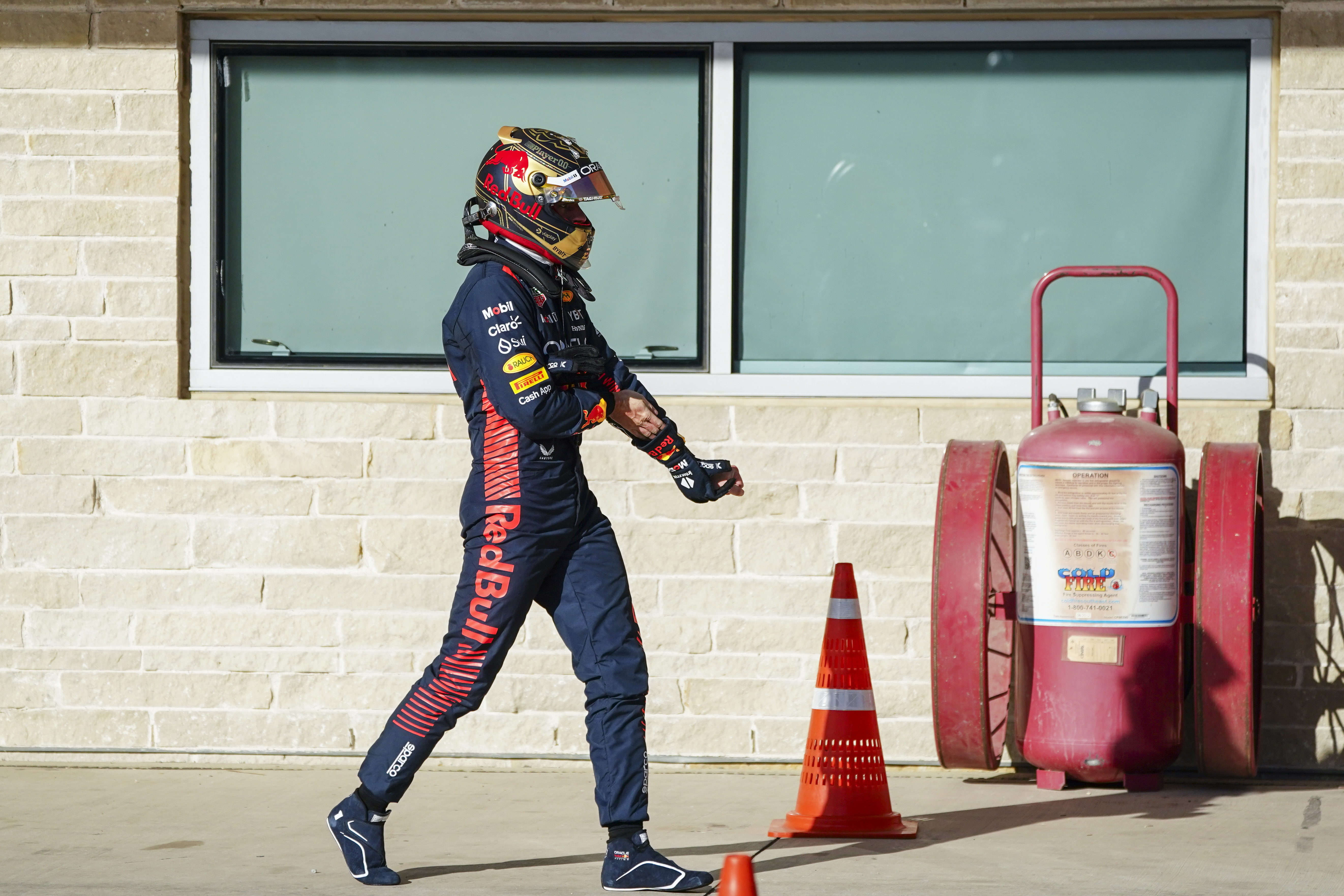 Austin (United States), 20/10/2023.- Max Verstappen, Oracle Red Bull Racing driver walks on pit lane following a 6th place qualifying effort for the 2023 Formula 1 Grand Prix of the United States at the Circuit of the Americas in Austin, USA, 20 October 2023. (Fórmula Uno, Estados Unidos) EFE/EPA/ADAM DAVIS