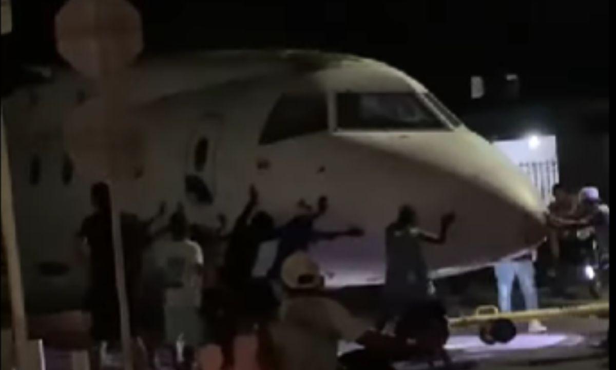 Residentes de un barrio de Turbaco tuvieron que empujar un avión por sus calles