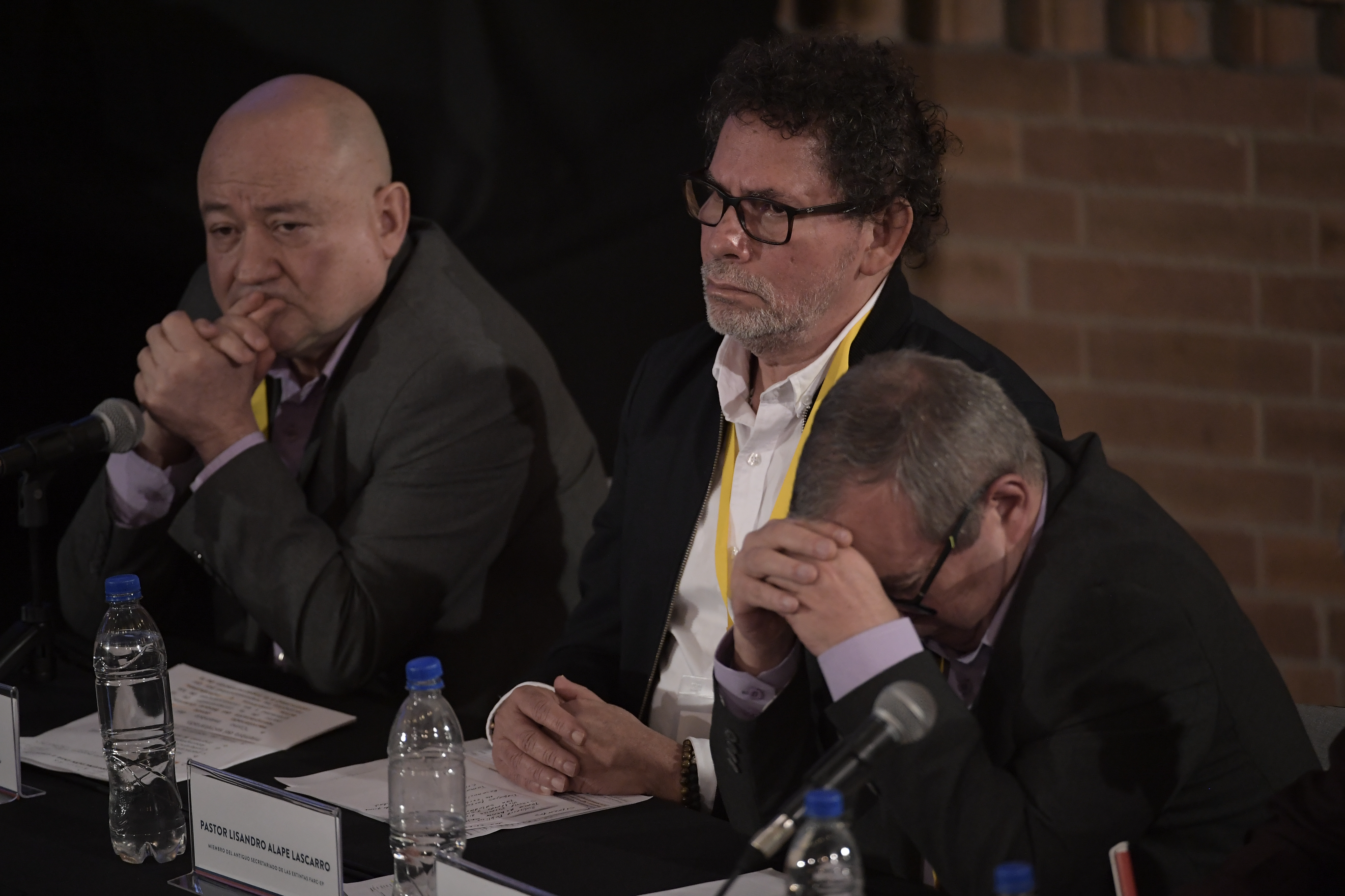 Julián Gallo Cubillos, Pastor Alape, Rodrigo Londoño, Rodrigo Granda, Milton de Jesús Toncel, Pablo Catatumbo y Jaime Alberto Parra, miembros del antiguo secretariado de la extinta guerrilla Farc, admitiendo su responsabilidad por los miles de secuestros durante la primer jornada de audiencias de reconocimiento ante víctimas y Magistrados de la JEP.
