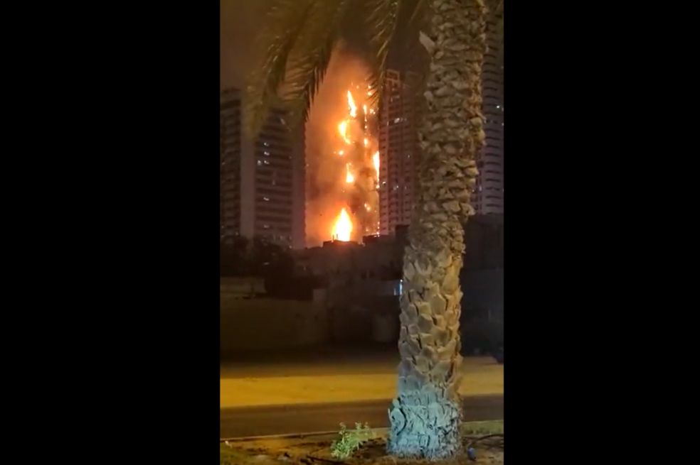 Video: Incendio en edificio residencial en Ajman, Emiratos Árabes Unidos