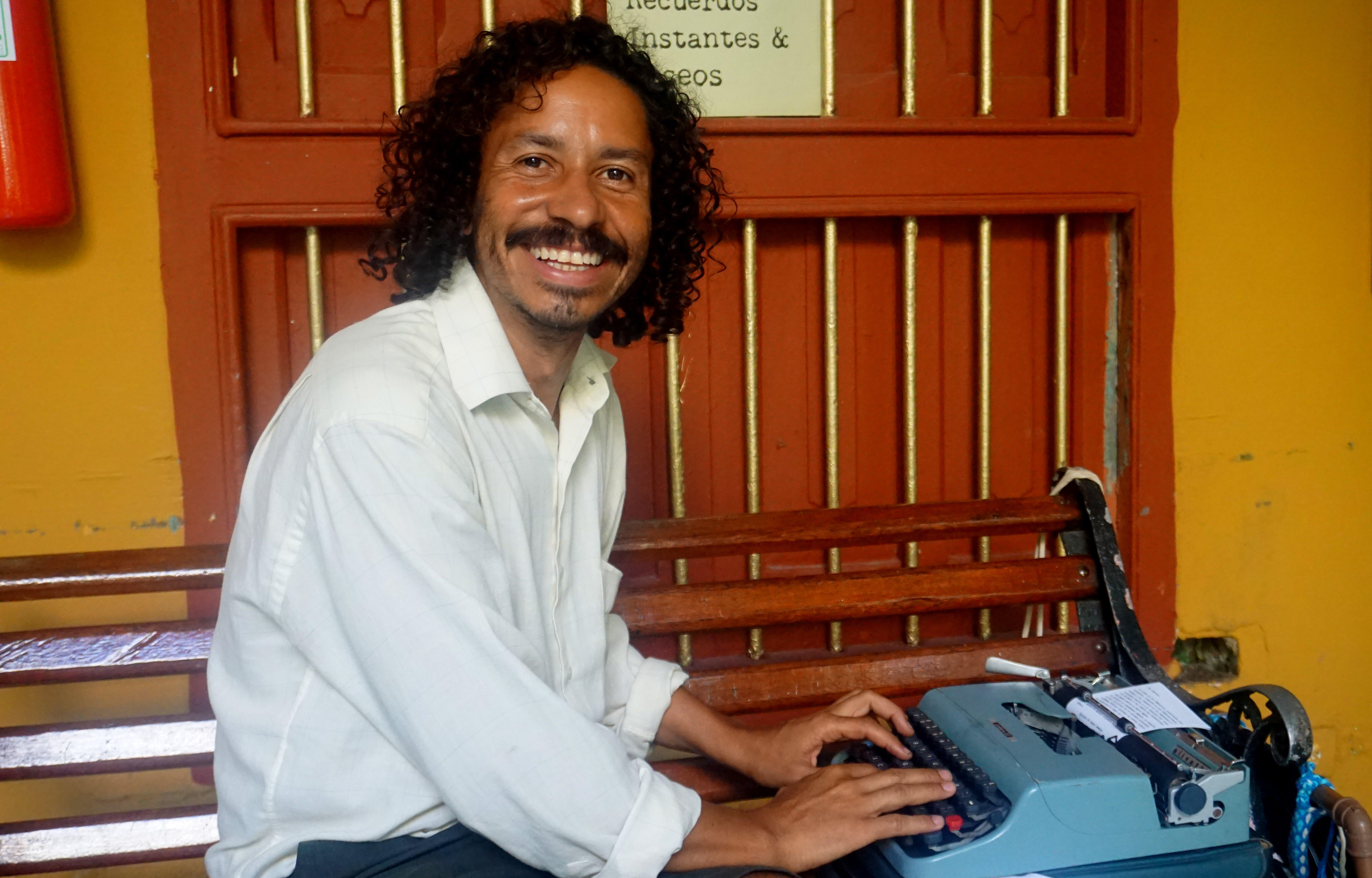 David Restrepo vende cartas de amor que escribe en la calle con su máquina de escribir.