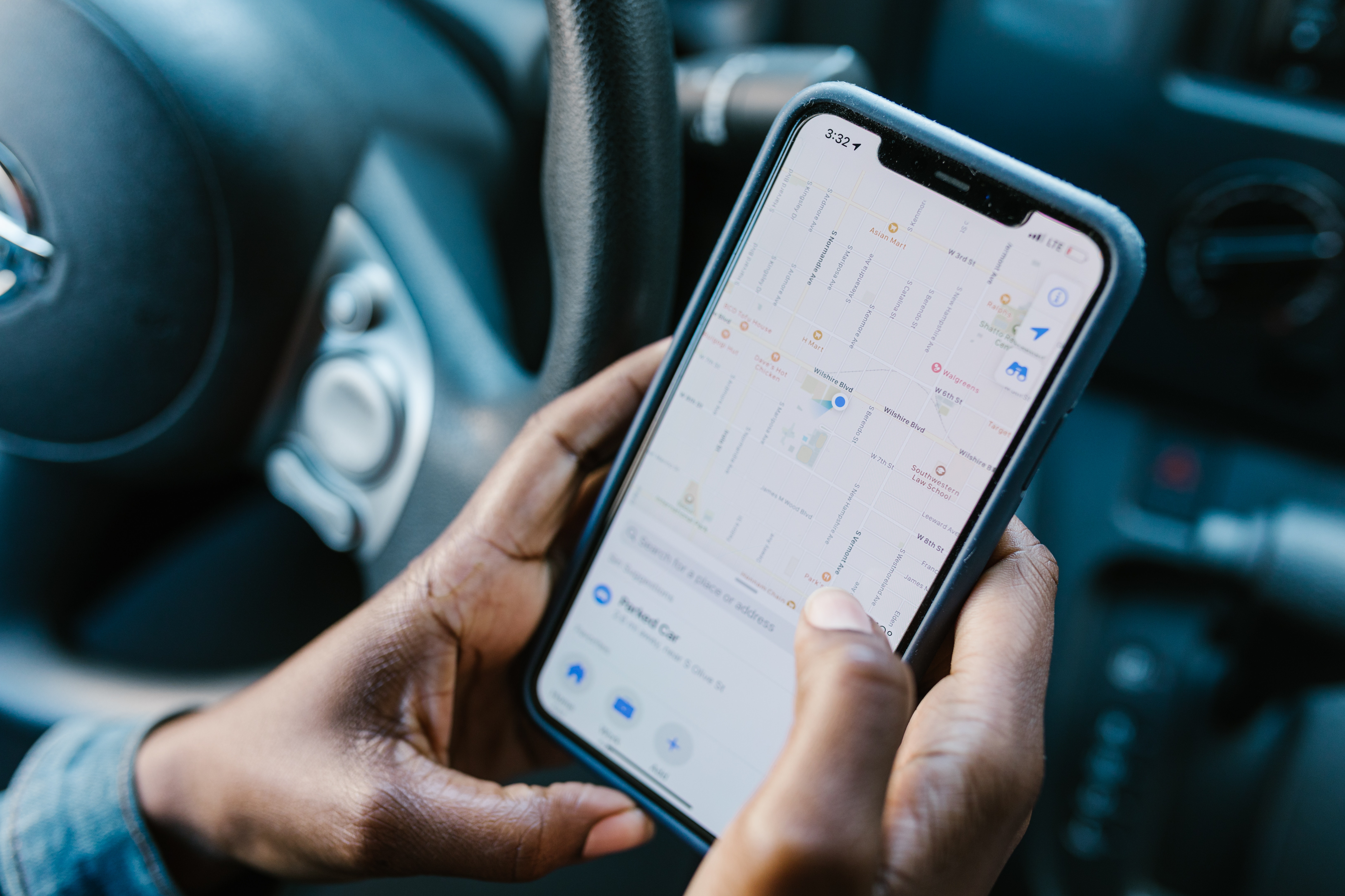 Tres razones por las que no es recomendable cargar el celular en el carro