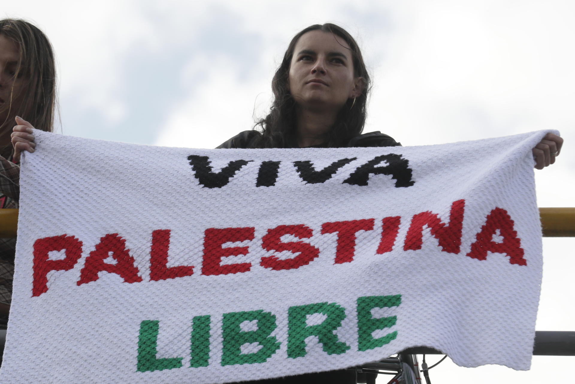 AME5688. BOGOTÁ (COLOMBIA), 07/10/2025.- Una mujer sostiene un cartel durante una manifestación en apoyo a Palestina y contra la guerra en Gaza con motivo del segundo aniversario del ataque de Hamás contra Israel, este martes en Bogotá (Colombia). EFE/ Carlos Ortega