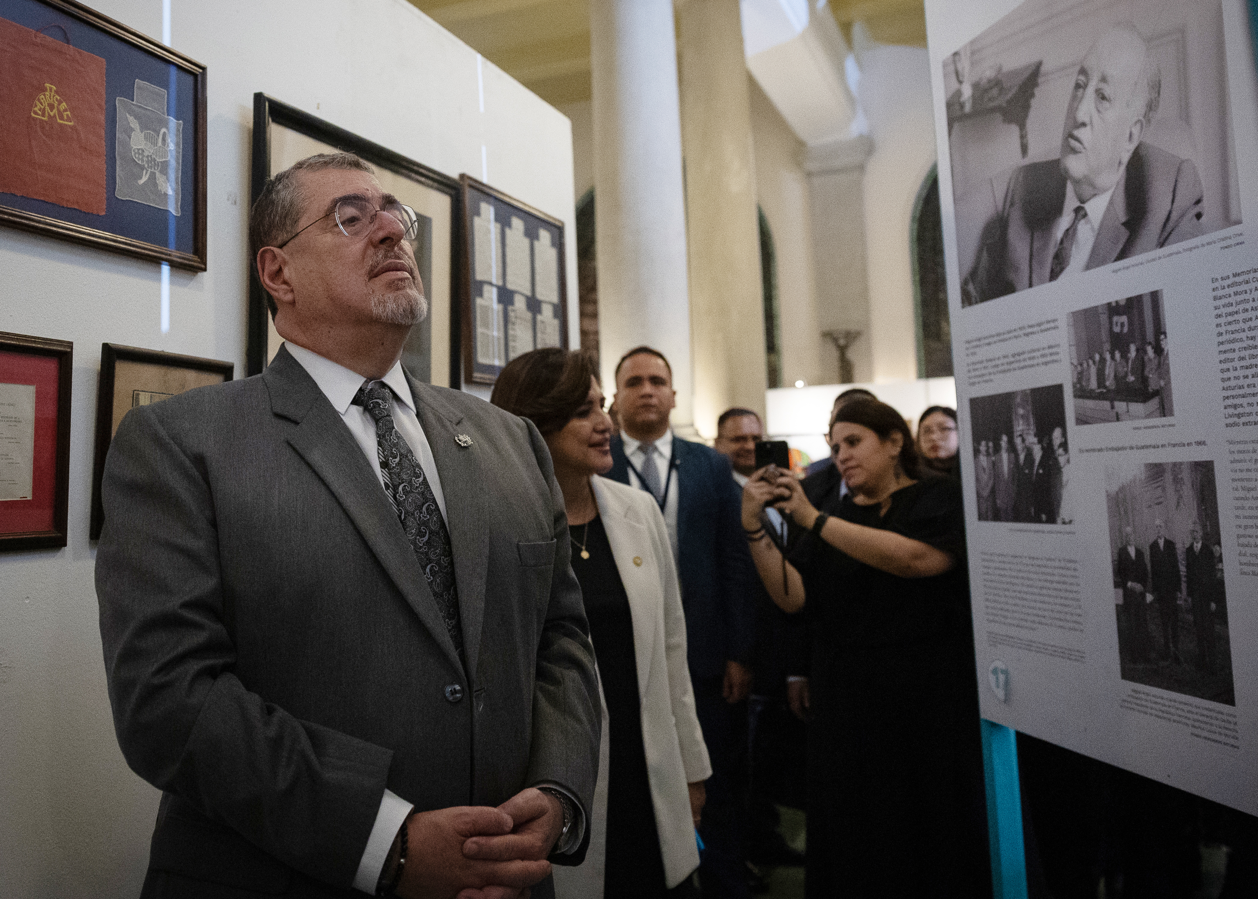AME2996. CIUDAD DE GUATEMALA (GUATEMALA), 09/06/2024.- El presidente de Guatemala, Bernando Arévalo de León, acude a una exhibición sobre la vida del nobel de literatura Miguel Ángel Asturias, en el aniversario 50 de su fallecimiento, este domingo en Ciudad de Guatemala (Guatemala). Guatemala recordó este domingo a su premio nobel de Literatura, Miguel Ángel Asturias, en el aniversario 50 de su fallecimiento, mientras la familia del escritor confirmó que traerán sus restos al país centroamericano procedentes de Francia, donde fue sepultado en 1974. EFE/ David Toro