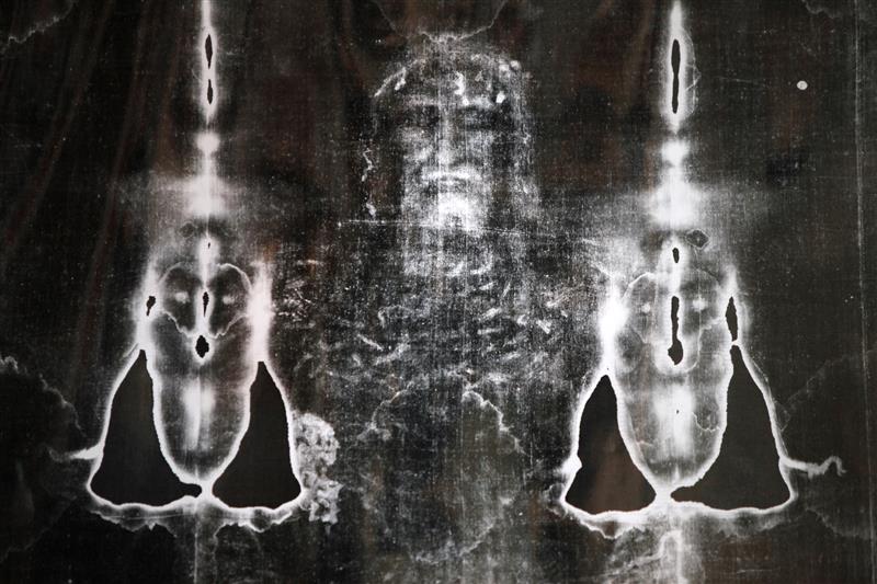 Nuevo estudio sobre Sábana de Turín, que se cree que cubrió a Jesús, reveló estos hallazgos