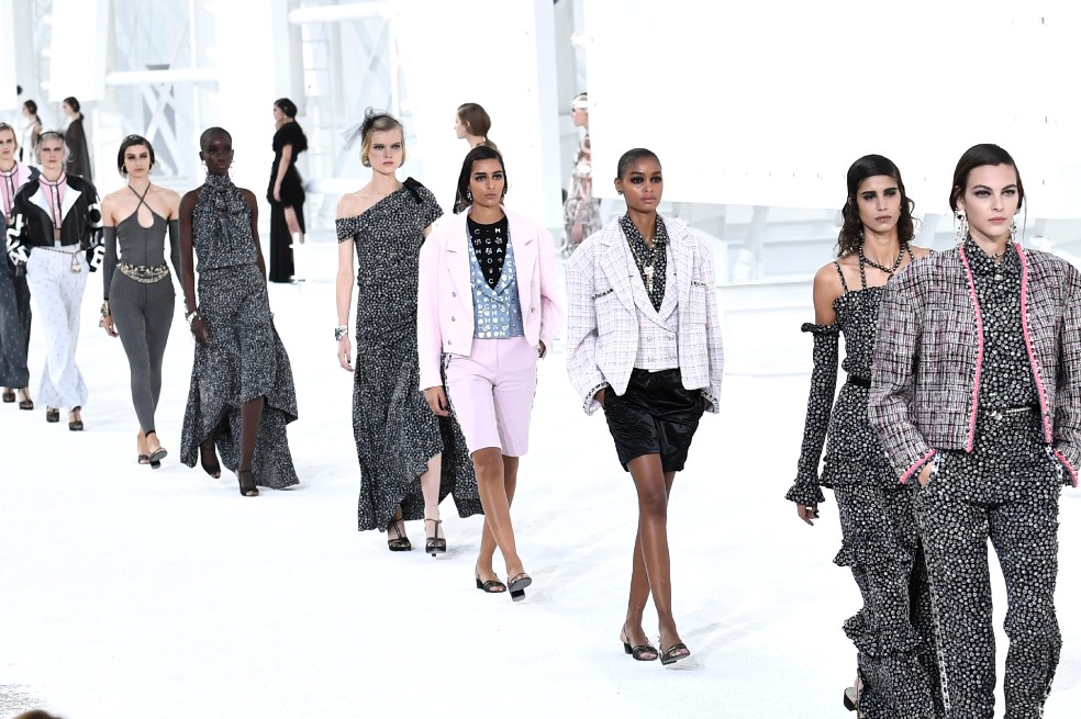 Luces, cámara, acción: Chanel vuelve a los desfiles con mayúsculas