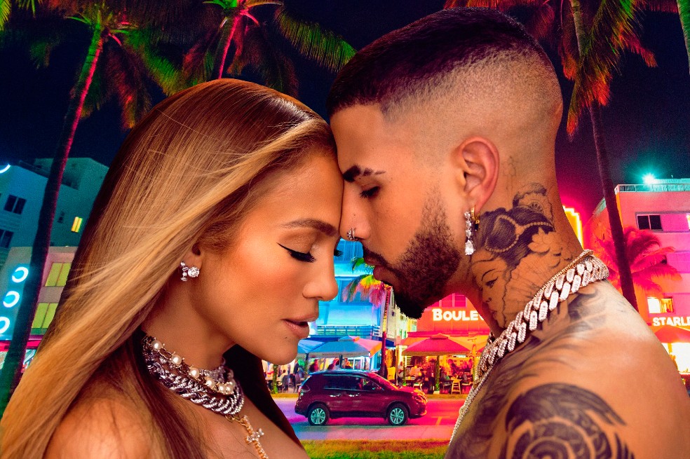 Jennifer López le canta a la soltería en “Cambia el paso” con Rauw Alejandro