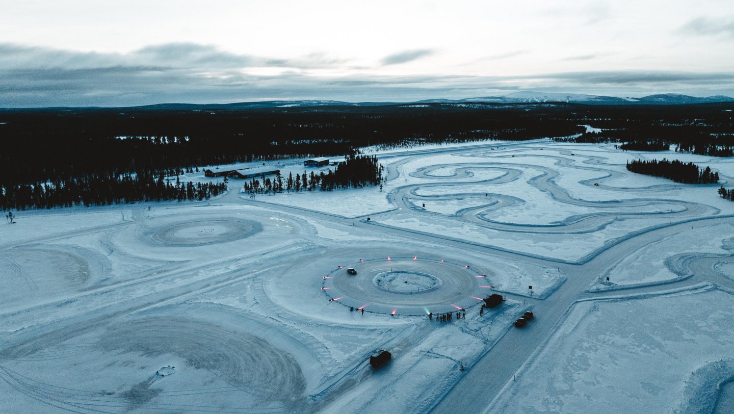 Porsche Taycan rompe récord Guinness: 17 kilómetros de derrape sobre hielo