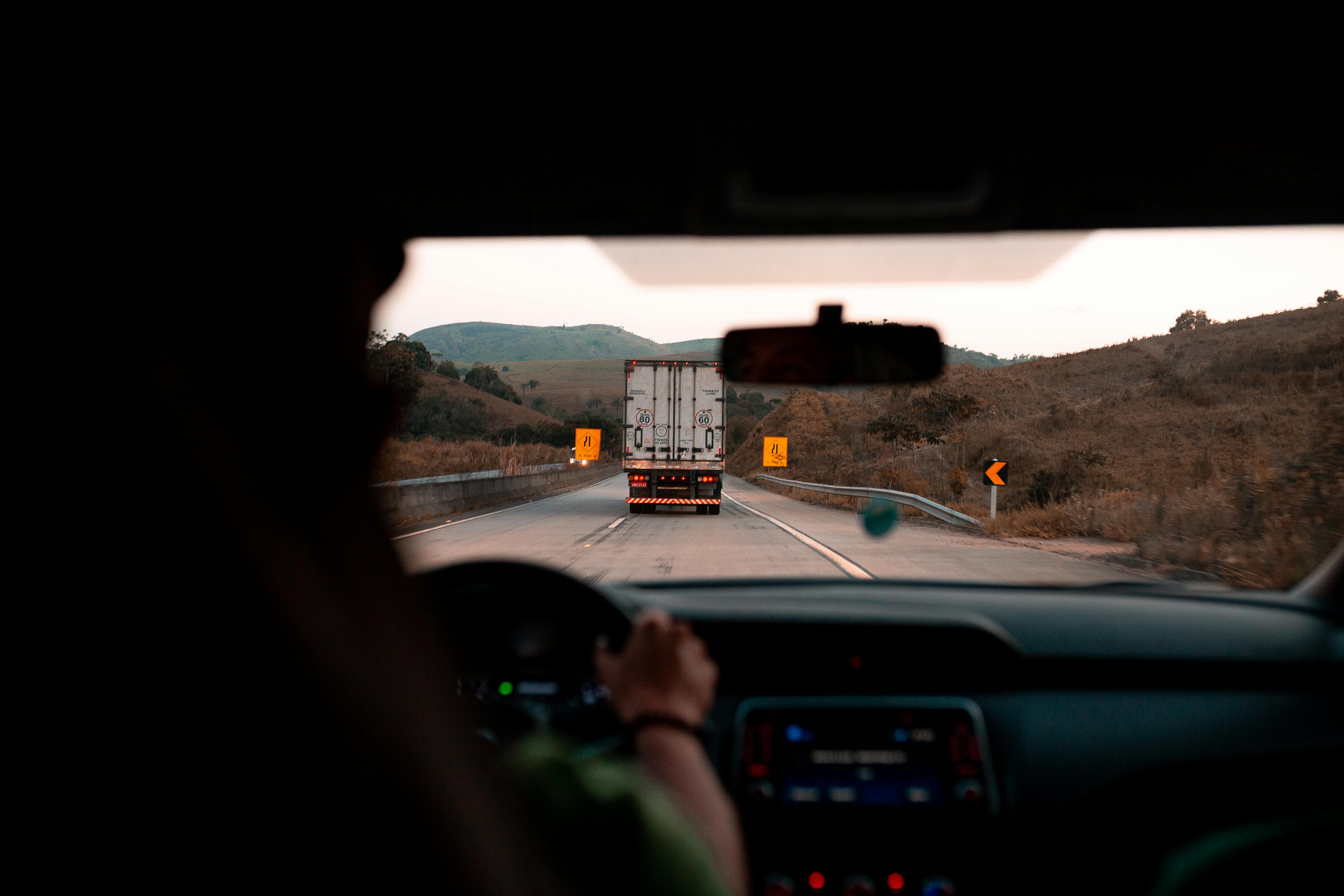 ¿Qué se debe hacer si un carro se queda sin frenos?