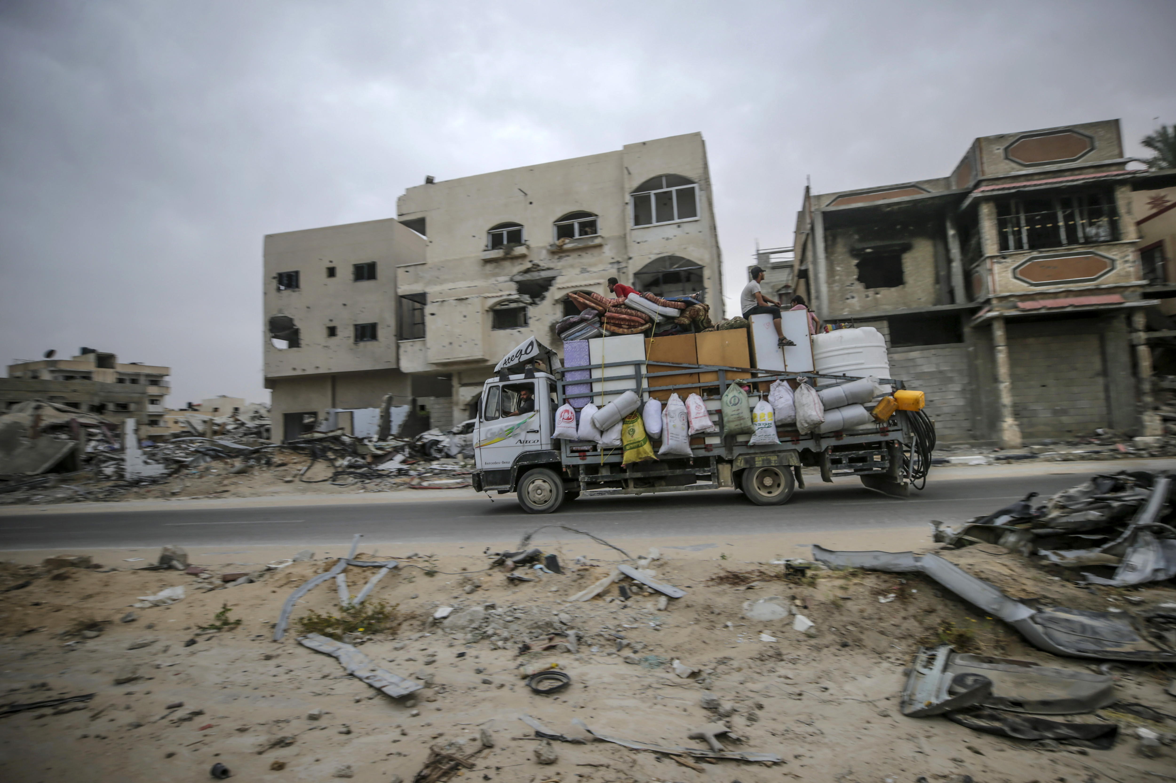 Rafah (---), 10/05/2024.- Internally displaced Palestinians leave with their belongings following an evacuation order issued by the Israeli army, in Rafah, southern Gaza Strip, 10 May 2024. The Israeli military stated on 07 May that it conducted 'targeted strikes' against Hamas targets in eastern Rafah in the southern Gaza Strip. More than 34,900 Palestinians and over 1,455 Israelis have been killed, according to the Palestinian Health Ministry and the IDF, since Hamas militants launched an attack against Israel from the Gaza Strip on 07 October 2023, and the Israeli operations in Gaza and the West Bank which followed it. EFE/EPA/MOHAMMED SABER