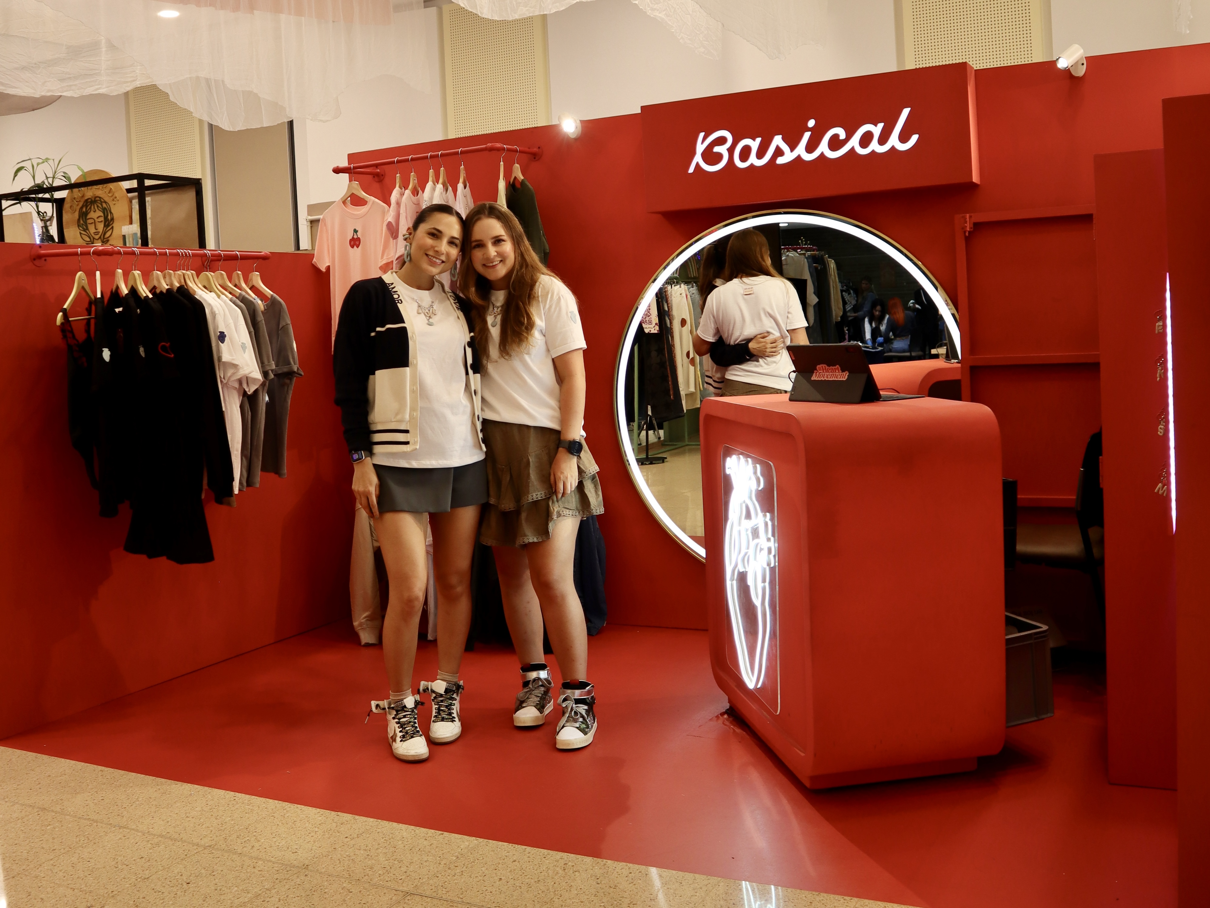 Las dos amigas que, con camisetas básicas, venden moda para todas