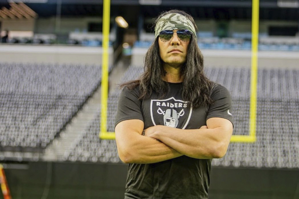 Criss Angel se tatuó la palabra ´Bel´en el pecho. Cuando terminaron, la cambió por ´God´