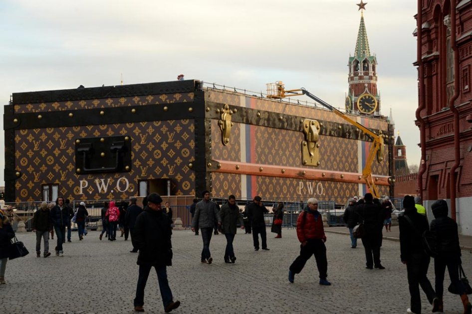 Maleta gigante de Louis Vuitton será retirada de la Plaza Roja de Moscú