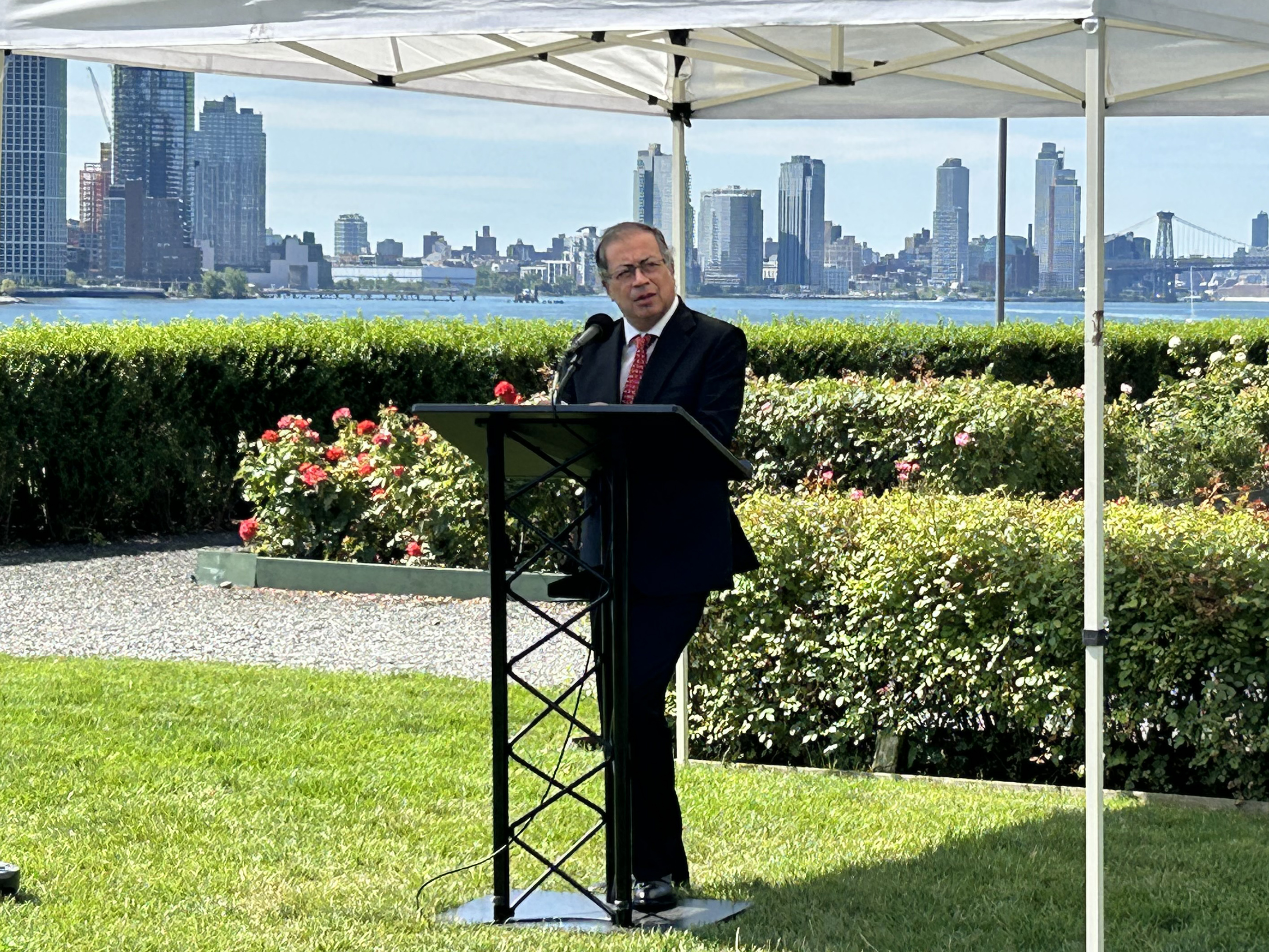 En Nueva York, Petro inauguró monumento hecho con armas fundidas de ex-FARC