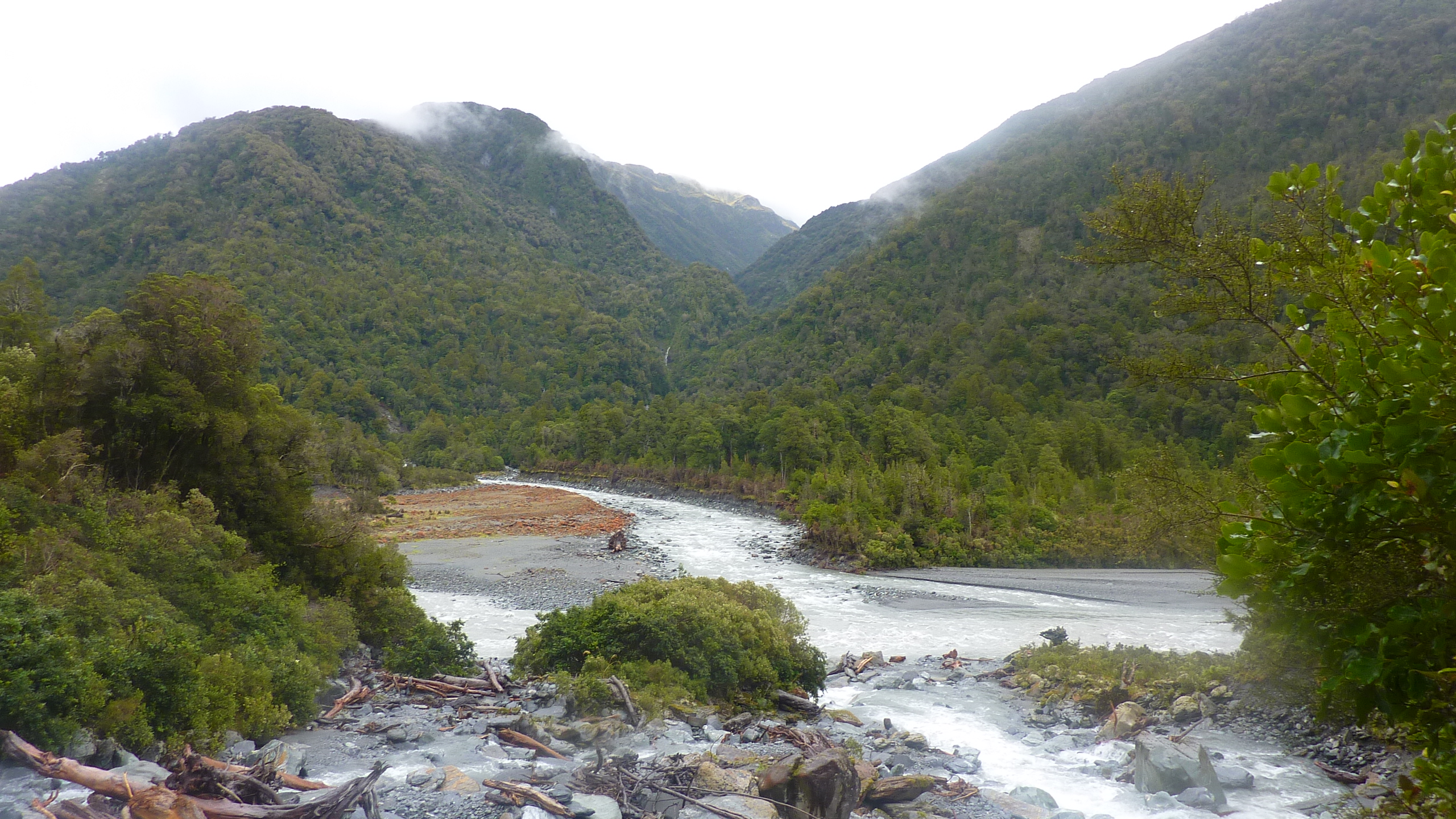 Este río en Nueva Zelanda es famoso no solo por su belleza, sino también por ser uno de los lugares más lluviosos del planeta.