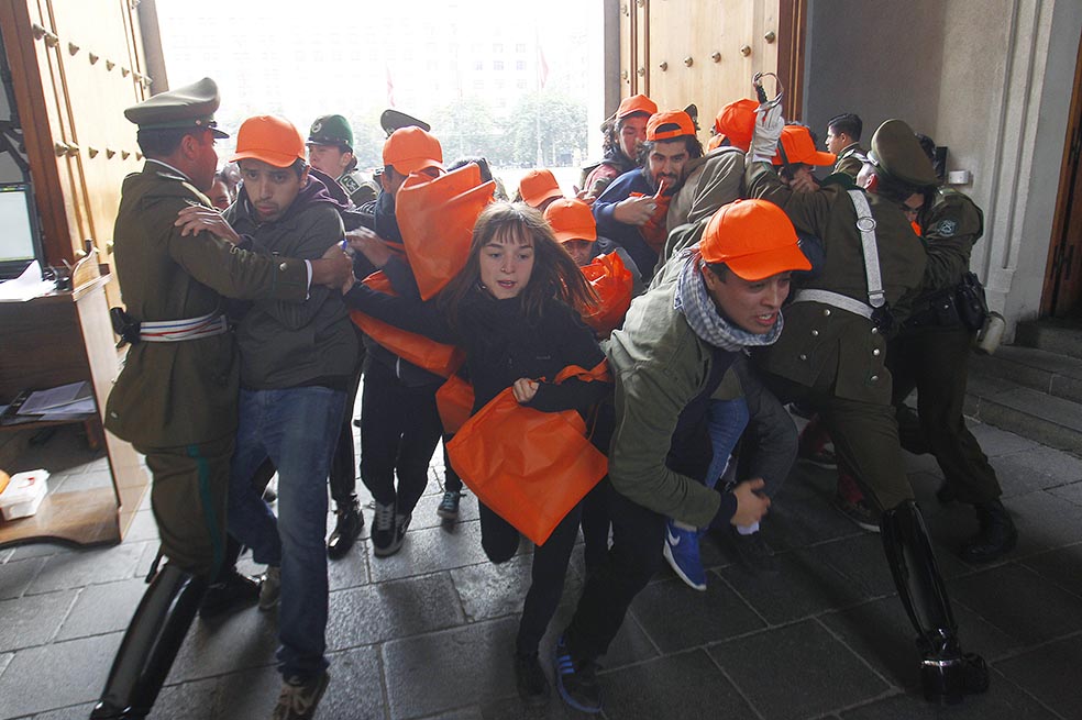Estudiantes chilenos vulneran seguridad y protestan en Palacio de La Moneda