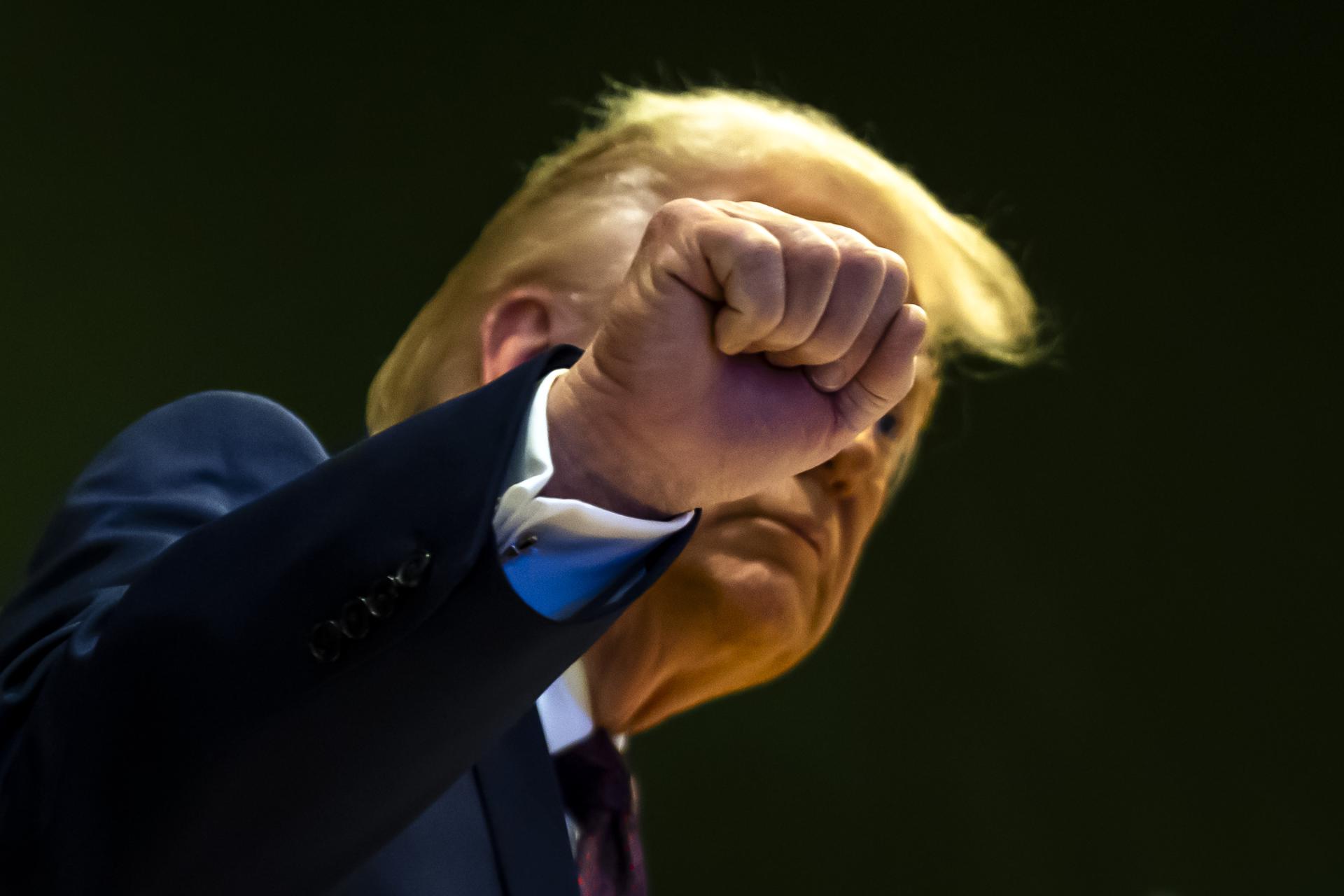 DAVOS (Switzerland), 22/01/2026.- US President Donald Trump gestures as he climbs a staircase after a signing ceremony of the founding charter at the 'Board of Peace' meeting during the 56th annual meeting of the World Economic Forum (WEF), in Davos, Switzerland, 22 January 2026. The 2026 summit, running from 19 to 23 January and held under the theme 'A Spirit of Dialogue,' brings together global political leaders, corporate executives, and scientists to address international challenges. (Suiza) EFE/EPA/LAURENT GILLIERON