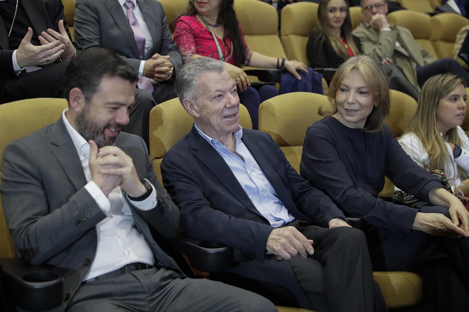 AME2984. BOGOTÁ (COLOMBIA), 26/11/2025.- El expresidente de Colombia y Premio Nobel de Paz, Juan Manuel Santos (c), asiste junto a su esposa, Maria Clemencia de Santos (d), y el alcalde de Bogotá, Carlos Fernando Galán, al acto de conmemoración de la firma de los nueve años del acuerdo de paz con las FARC este miércoles, en Bogotá (Colombia). El alcalde de Bogotá, Carlos Fernando Galán, afirmó que la política de 'paz total' del Gobierno colombiano se convirtió en "una amenaza" para las instituciones porque grupos como las disidencias de las FARC han aprovechado esa mano tendida para fortalecerse y supuestamente infiltrar organismos de seguridad del Estado. EFE/ Carlos Ortega