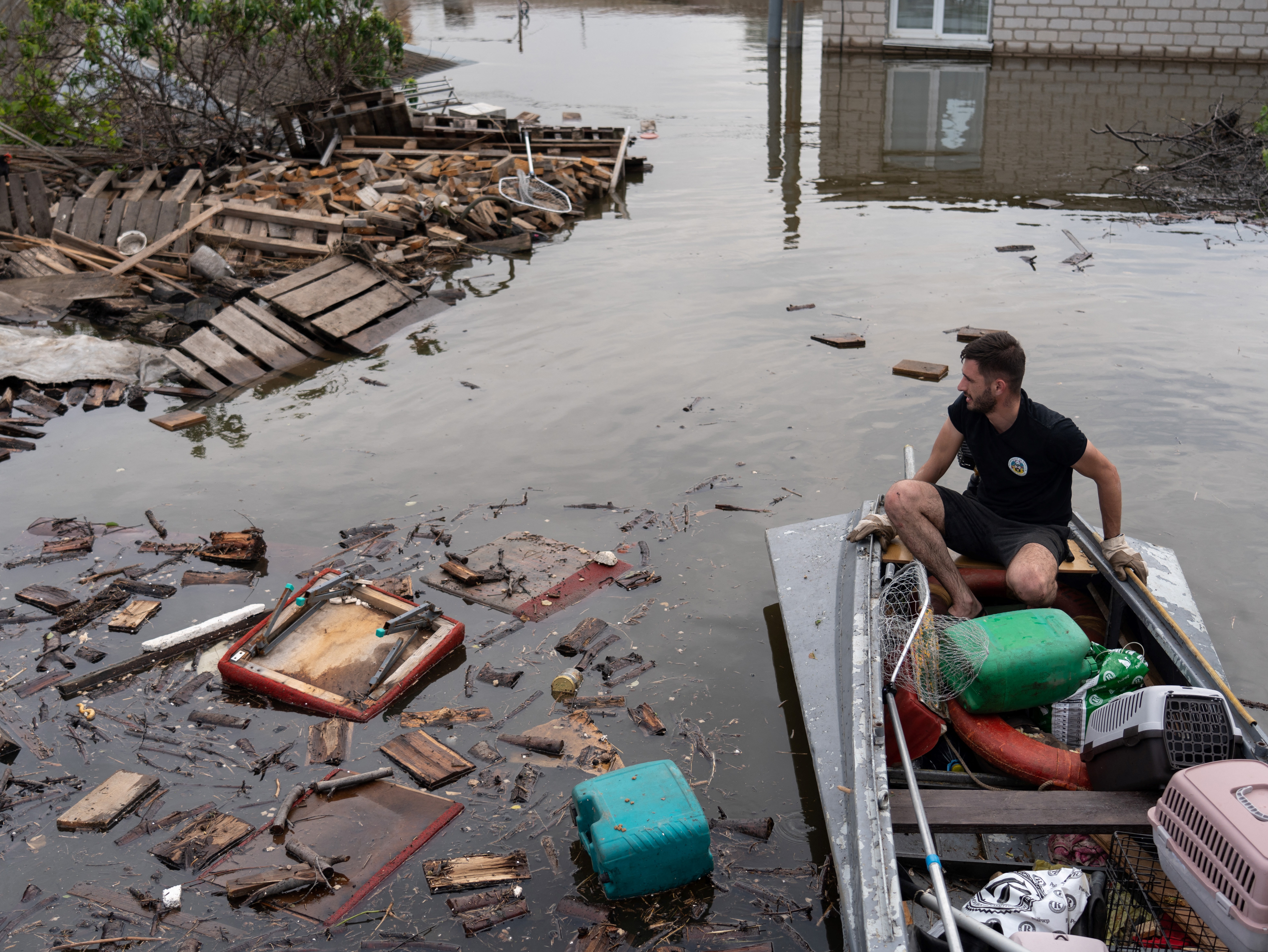 Rusia bombardea refugios de los evacuados por inundaciones en Ucrania