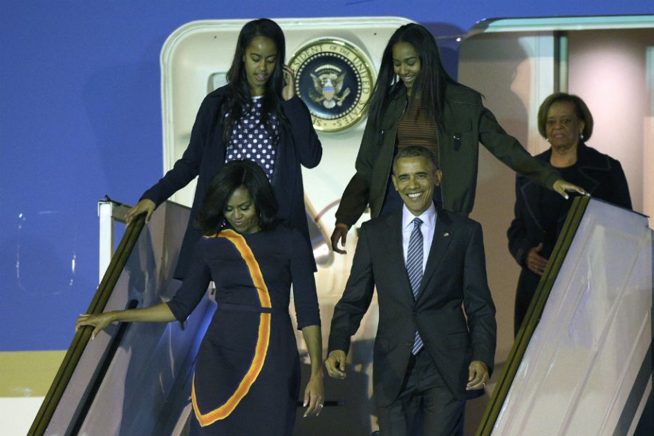 Obama acompañado de su familia a su llegada al aeropuerto internacional Ministro Pistarini en Ezeiza, Buenos Aires. /AFP