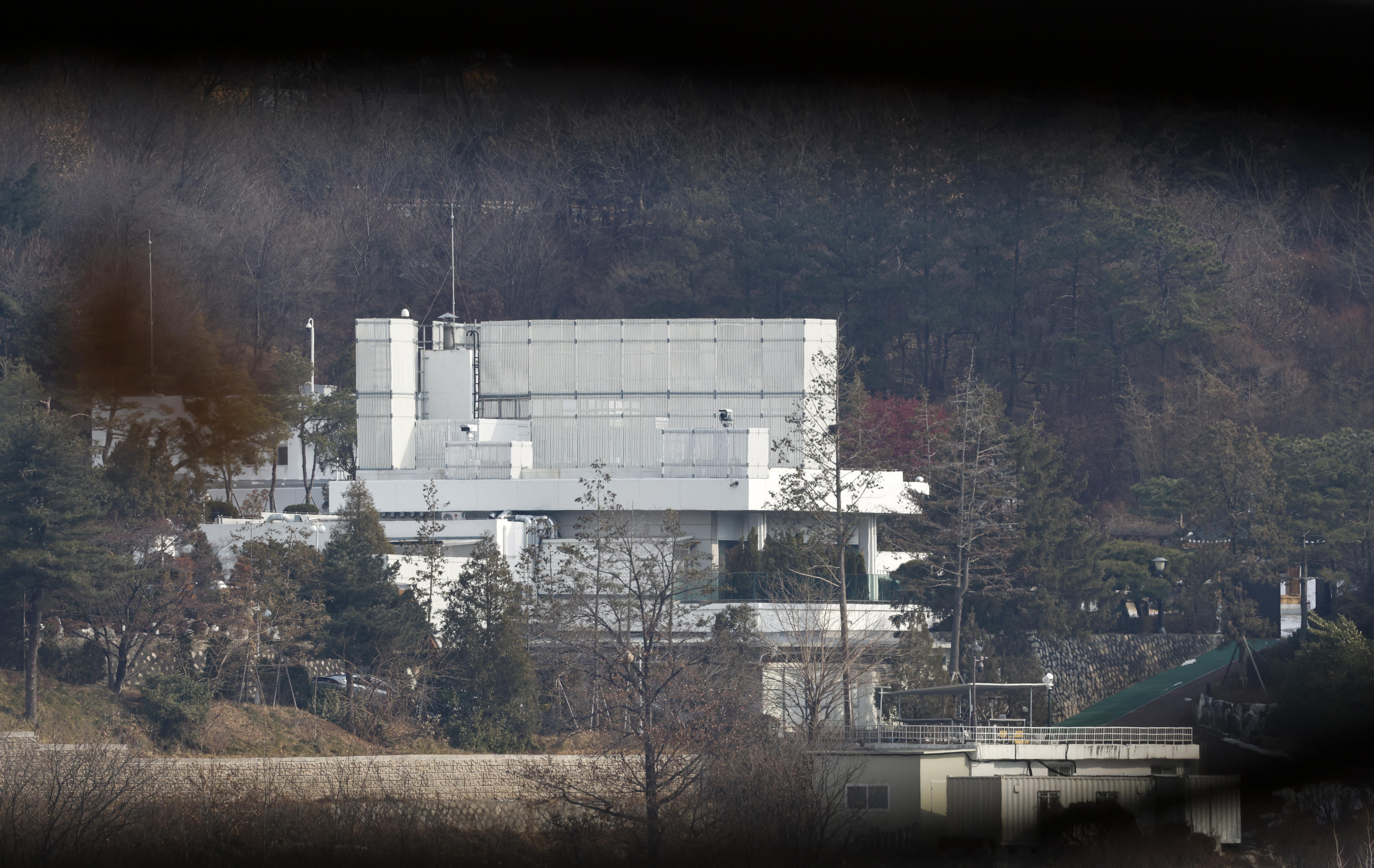 Seoul (Republic Of Korea), 08/01/2025.- A view of the presidential residence in Seoul, South Korea, 08 January 2025. On 07 January 2025, a court refiled a warrant to extend the deadline to detain Yoon over his failed bid to impose martial law in December 2024. (Corea del Sur, Seúl) EFE/EPA/JEON HEON-KYUN