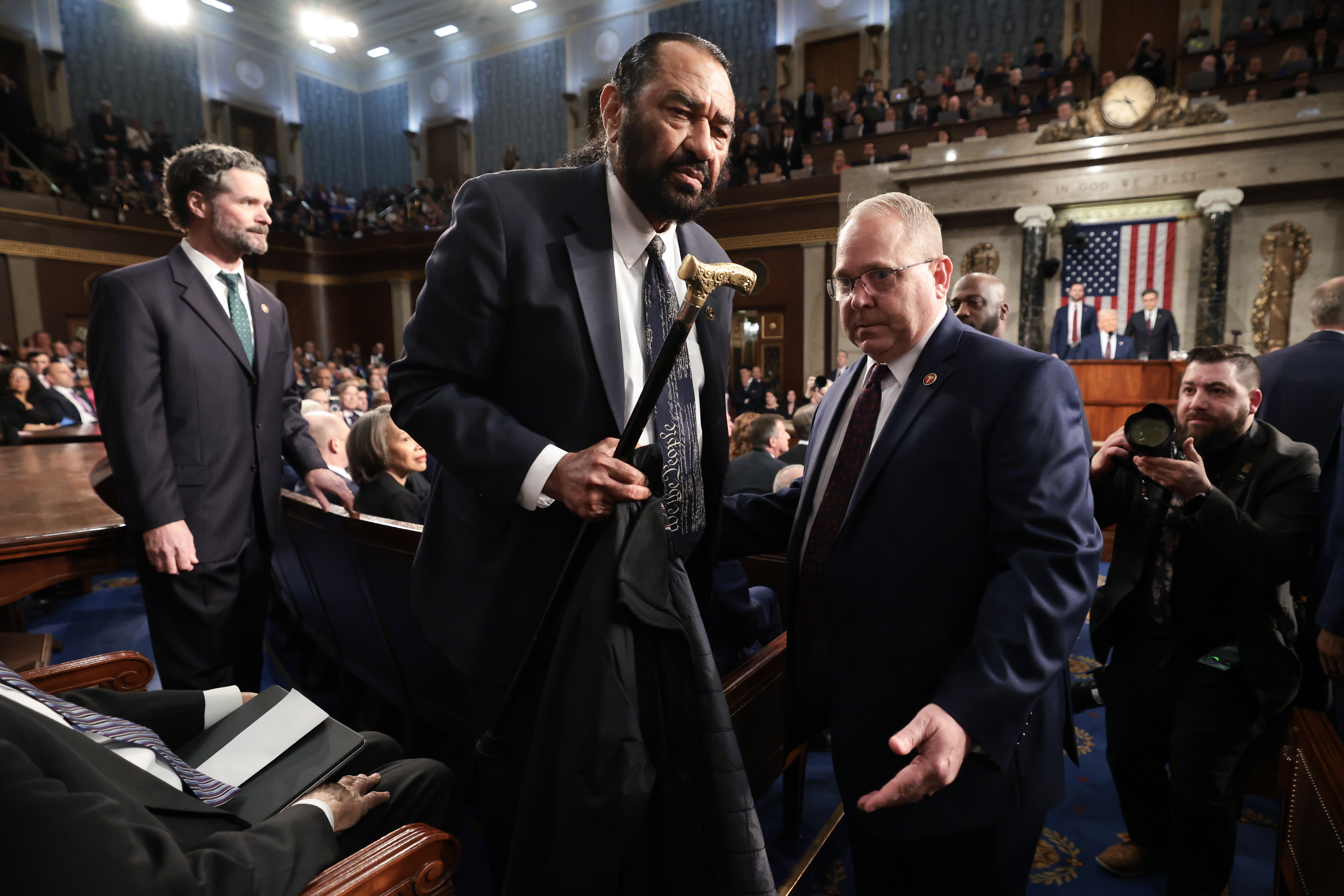 WASHINGTON (United States), 05/03/2025.- Democratic Congressman Al Green of Texas (C) is escorted out of the room after interrupting US President Donald Trump's address to a joint session of the United States Congress at the US Capitol in Washington, DC, USA, on 04 March 2025. (Estados Unidos) EFE/EPA/WIN MCNAMEE / POOL