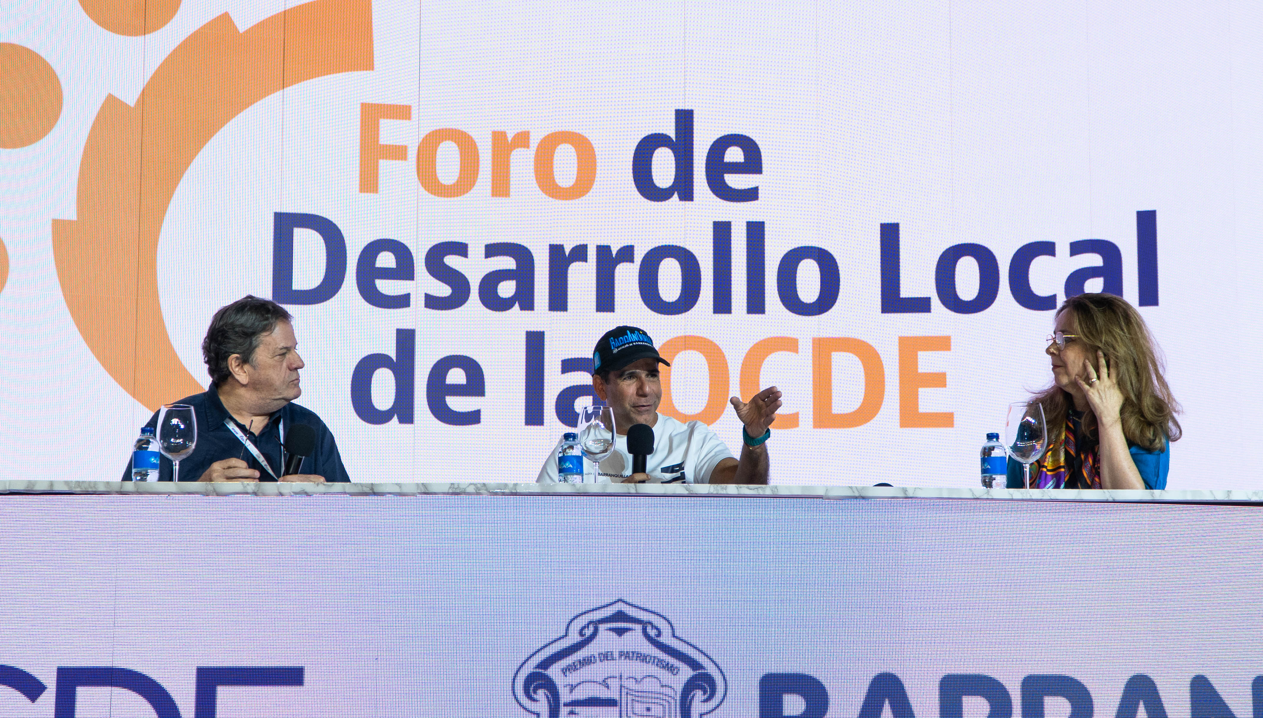 El periodista Roberto Pombo, el alcalde Alejandro Char y Lamia Kamal-Chaoui, directiva de la OCDE.