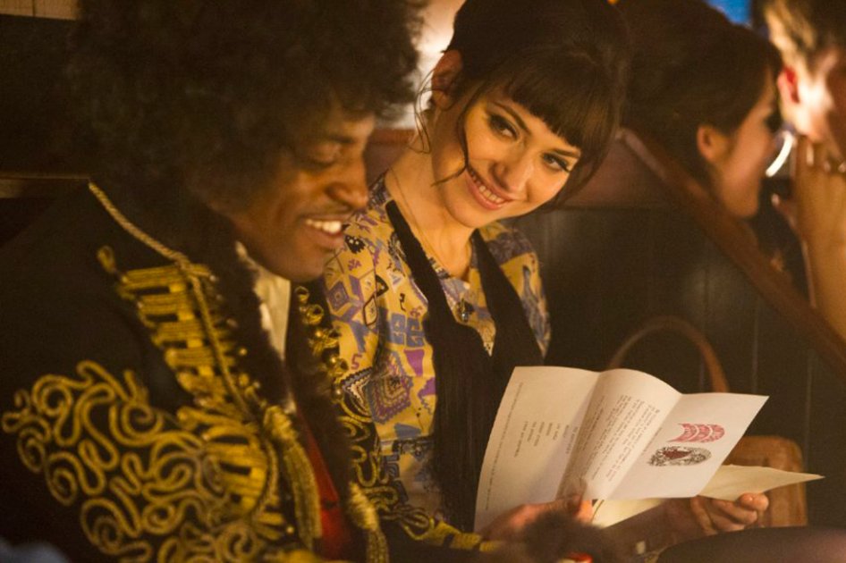 André Benjamin y la artista Imogen Poots en "All Is by My Side".