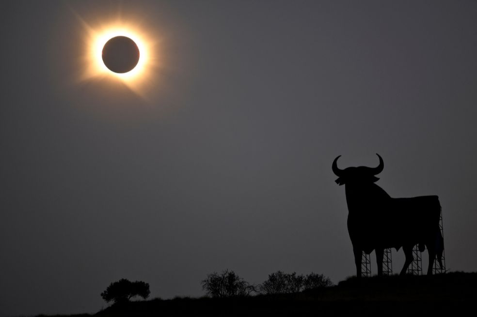 La sombra que atraviesa bloquea la luz del Sol de forma total o parcial.