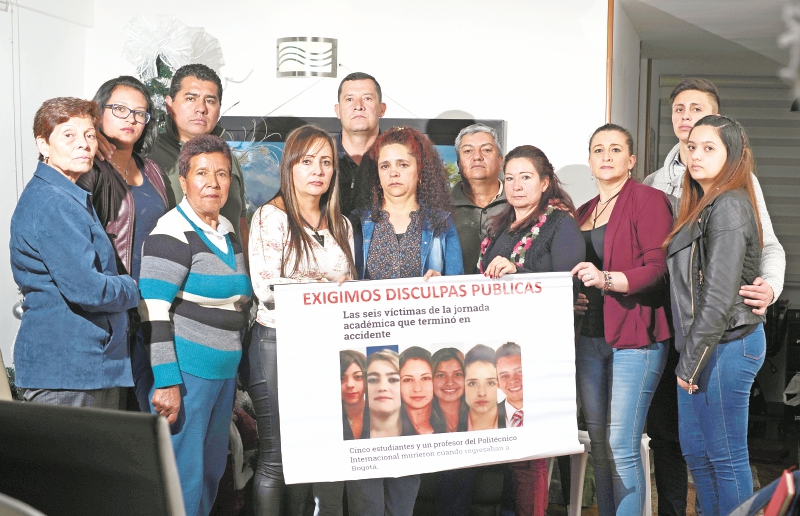 Los familiares de algunos de los fallecidos y lesionados en el accidente de estudiantes del Politécnico Internacional, ocurrido en diciembre de 2015 en la vía que conduce de Ubaté a Zipaquirá, (Cundinamarca). / Cristian Garavito - El Espectador