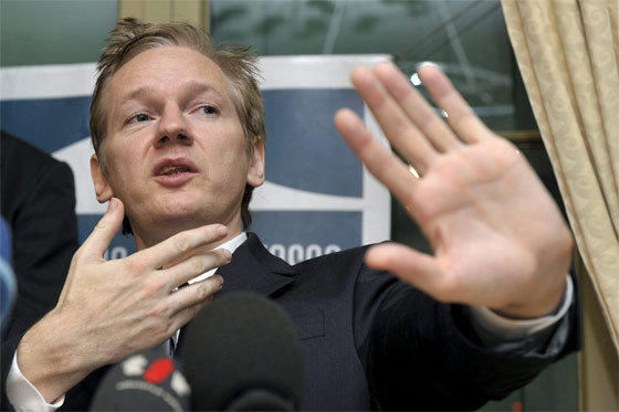 Assange preocupado por la fuente que reveló espionaje masivo en EE.UU.