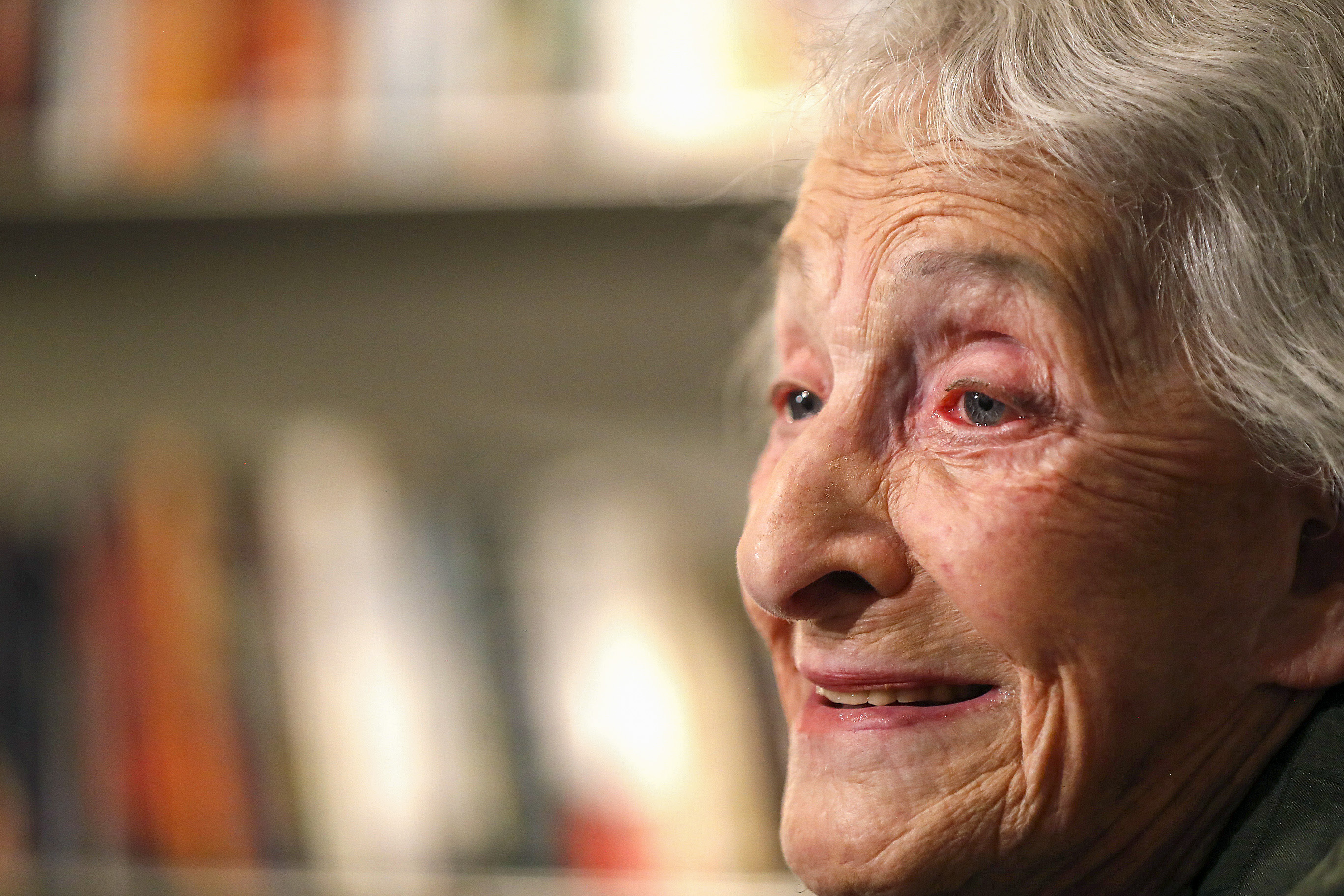 MADRID, 28/09/2023.- La ensayista uruguaya Ida Vitale, premio Cervantes 2018, posa para los fotógrafos durante una entrevista concedida a EFE con motivo de la reedición de su libro "Donde vuela el camaleón", este jueves en Madrid. El 2 de noviembre la poetisa cumplirá 100 años, una cifra que no le pesa, "¿por qué debería hacerlo?", se plantea en una entrevista con EFE en Madrid, "las cosas malas una las olvida, lo primero que debe hacer uno es olvidar las cosas malas", y es que "¿en qué vida no las hay?". EFE/ J.P.Gandul