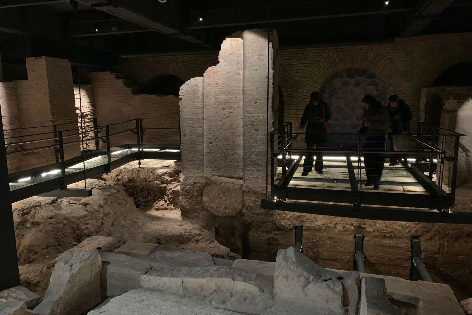 ROMA, 18/12/2024.- Los Foros romanos abrirán por primera vez al público los 'Horrea Piperataria', los almacenes de especias de los emperadores que permanecieron ocultos durante siglos bajo las ruinas de la Basílica de Majencio y que fueron clave en el desarrollo de la medicina en la Antigüedad. En la imagen, vista de una pasarela transparente suspendida sobre el yacimiento arqueológicos para que se puedan apreciar los restos encontrados. EFE/Claudia Sacristán