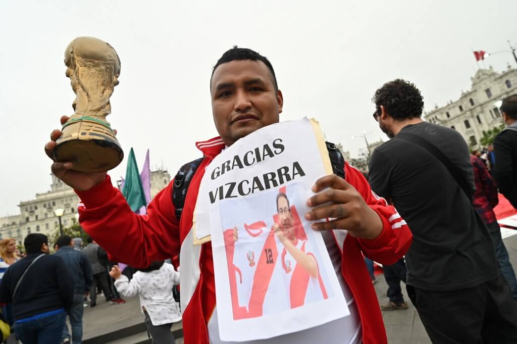 La mayoría de los peruanos apoyan la disolución de su Congreso