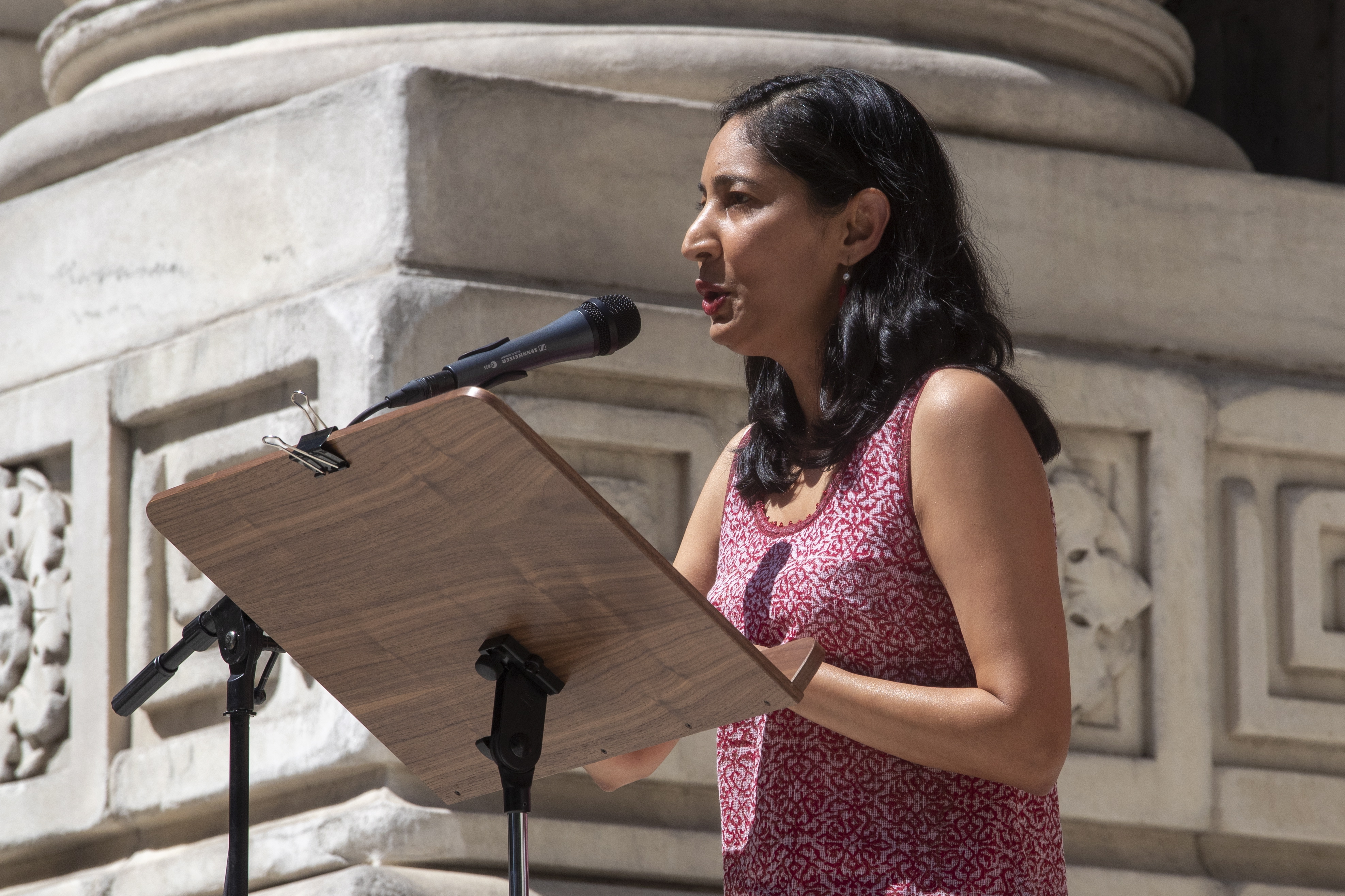 New York (United States), 19/08/2022.- Indian author Kiran Desai reads work by Salman Rushdie during the event 'Stand with Salman: Defend the Freedom to Write' at the Stephen A. Schwarzman Building of the New York Public Library, in New York, New York, USA, 19 August 2022. Rushdie, against whom a fatwa was issued by the Ayatollah of Iran in 1989 after the publication of his novel The Satanic Verses, sustained severe injuries after being attacked 12 August while on stage at the Chautauqua Institution in Chautauqua, New York. (Atentado, Estados Unidos, Nueva York) EFE/EPA/SARAH YENESEL
