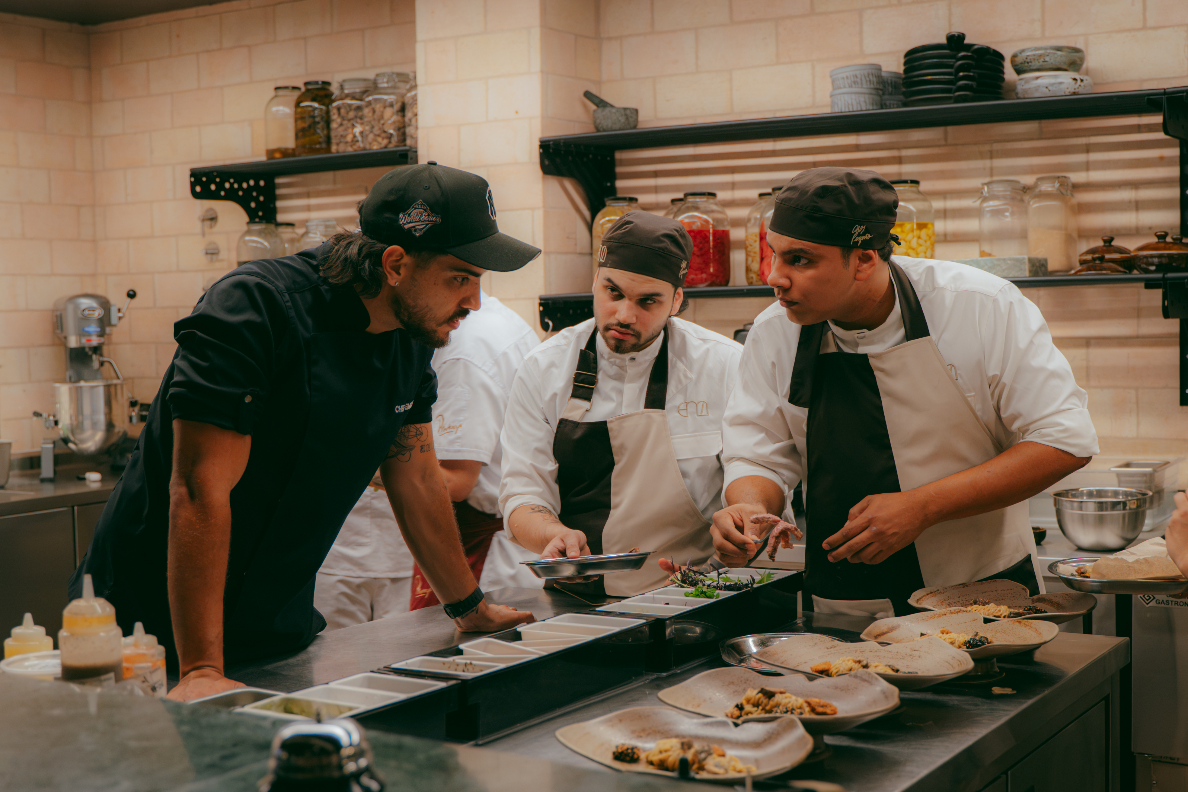 Así es Emilio’s, el restaurante del chef que creó un menú para Karol G y conquista Medellín