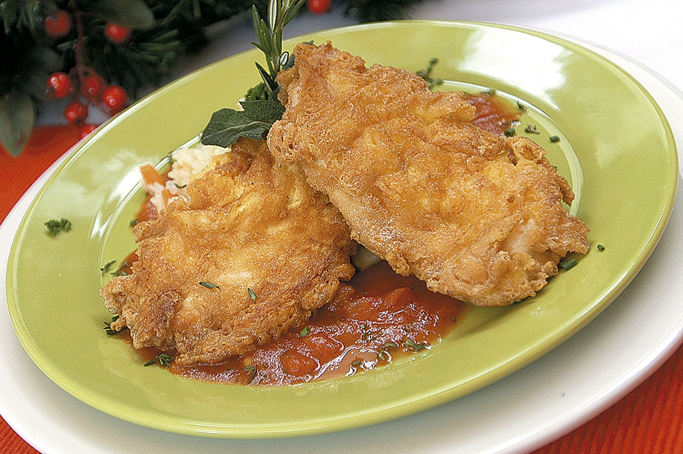 Escalope de pavo apanado con salsa de tomate