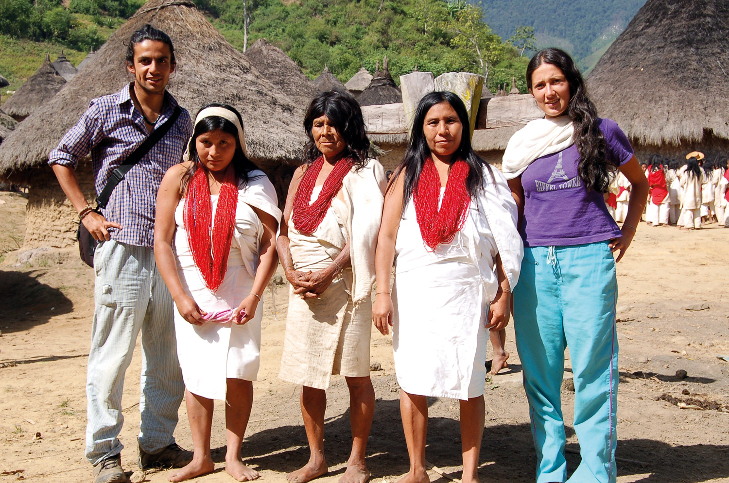 Aprendimos de los Kogi, quienes habitan un lugar sin electricidad ni carreteras, donde casi nadie sabe cuántos años tiene, los días no tienen nombre y la vida sigue los ritmos de la naturaleza.