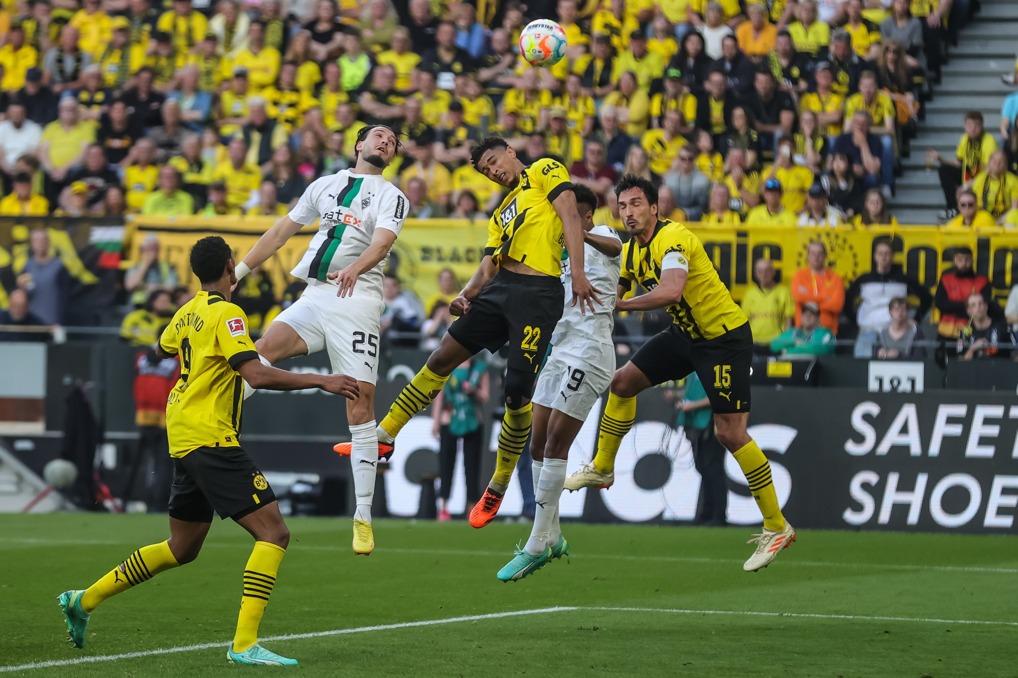 Bundesliga: Borussia Dortmund goleó y no le pierde pisada al Bayern Múnich